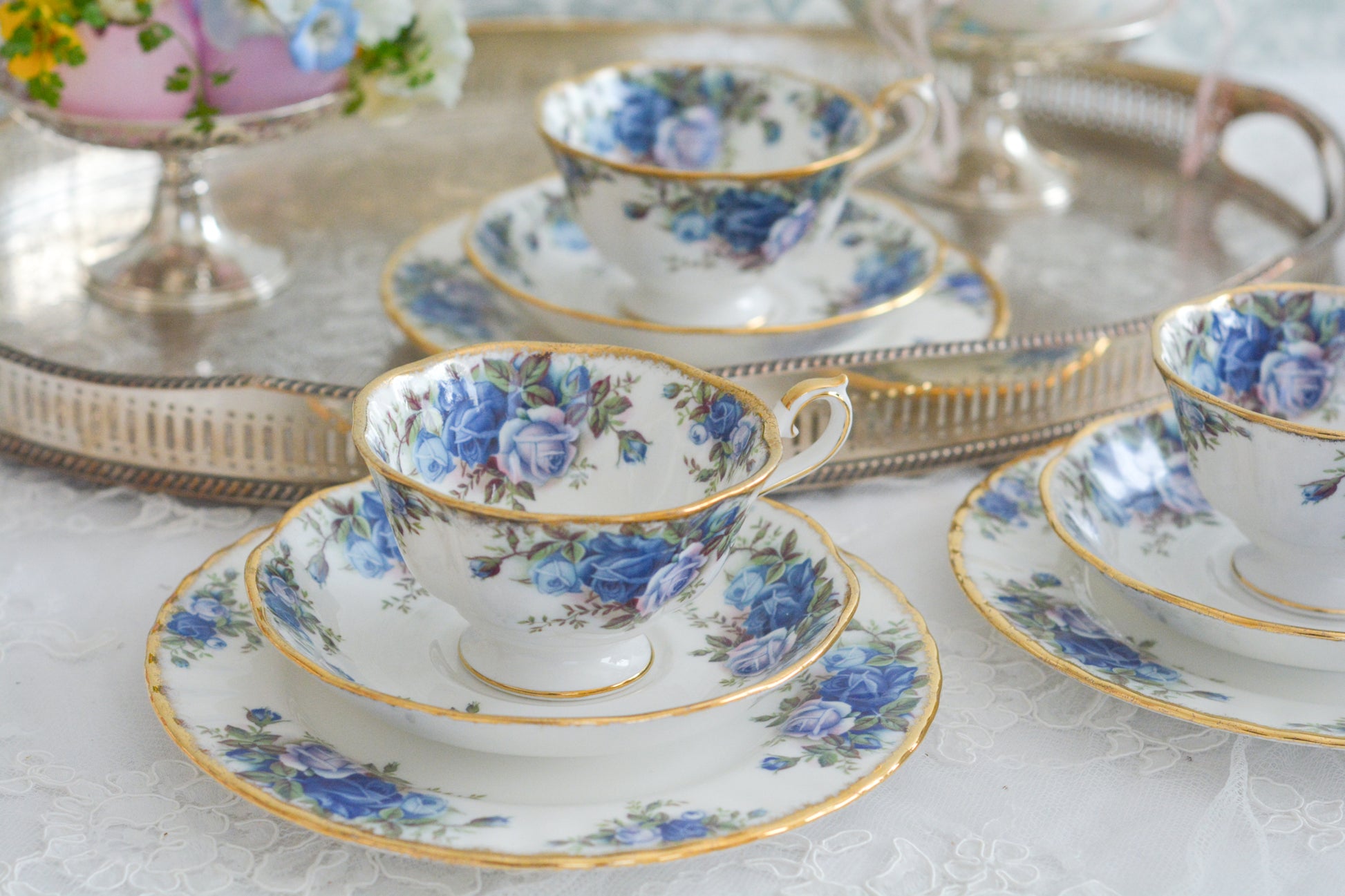 ブルーのバラが美しい、ロイヤルアルバートのムーンライトシリーズのティートリオです。オールドカントリーローズのブルーバージョンで、世界的に人気のあるシリーズです。英国湖水地方の庭園をイメージしたと言われる、美しい色合いがとても美しくティータイムを彩ります。こちらは全部で3点ございます。