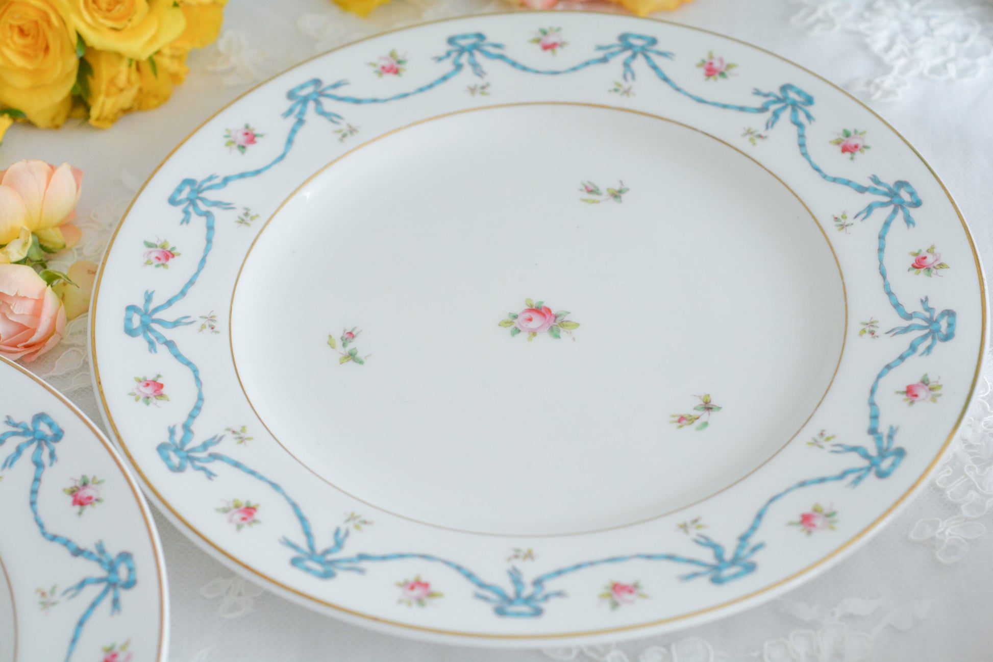 コールポートの可愛らしいディナープレート。水色のリボンと薔薇のガーランドのようなデザインがとても愛らしいです。サービングプレートとしても、ディナープレートとしてもお使いいただけます。ワンプレートランチにお使いいただいても素敵ですね。