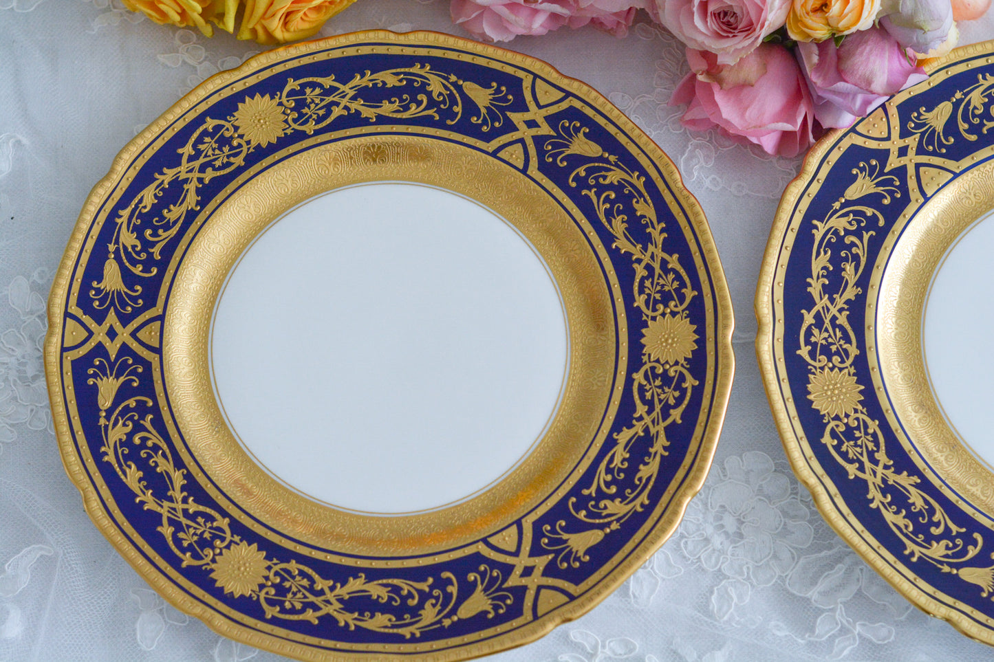 美しいコバルトブルーのお色に、豪華な金彩の模様。ロイヤルドルトンのとっても豪華なディナープレートです。大きいサイズなので、サービングプレートにもお使いいただけます。どんなお菓子やお料理も華やかに演出してくれそう。状態も大変よく、活躍してくれること間違いなしです!