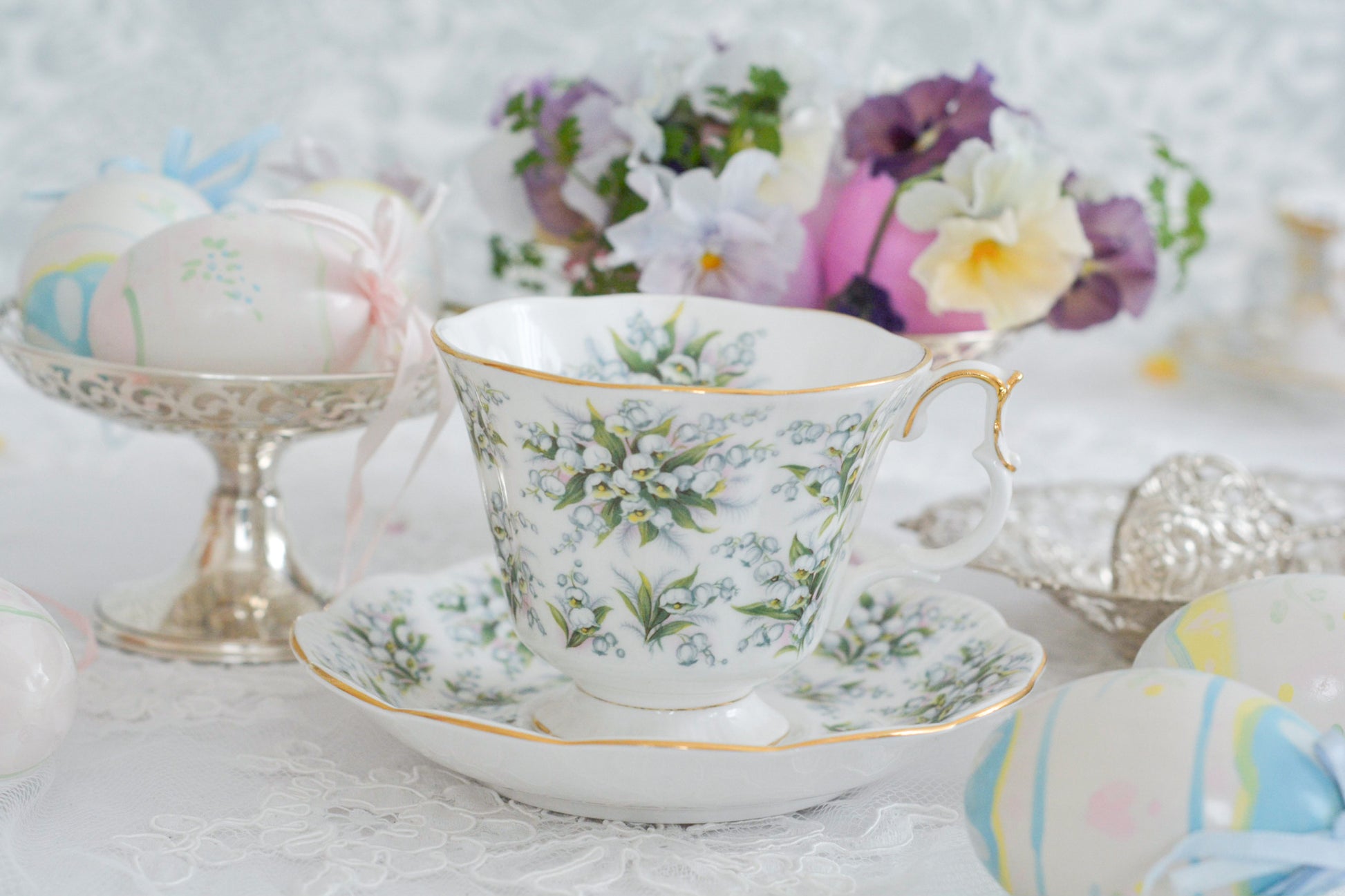 ロイヤルアルバートのネルグウィンシリーズ。ネル・グウィンはイングランド王チャールズ2世の寵姫です。このシリーズはロンドンの地域名やストリート名がつけられています。このランベスは全面にスズランの美しい絵柄が印象的。ネルグウィンシリーズの中でも入手困難なお品です。人気のすずらん柄のカップがティータイムを彩ります。