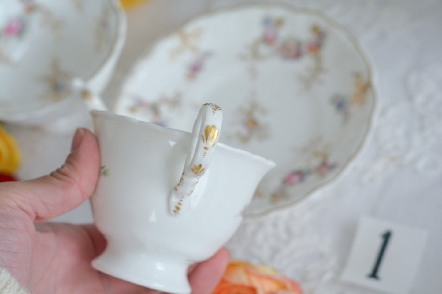 コールポートの花々と宿木?の描かれたプレートです。私は宿木シリーズと呼んでおります。こちらは見が描かれていないので、他の木や珊瑚のようにも見えます。金彩部分もハンドペイントで描かれていて、コールポートらしい上品なお品となっております。華やかでクリスマスにもぴったりな雰囲気です。