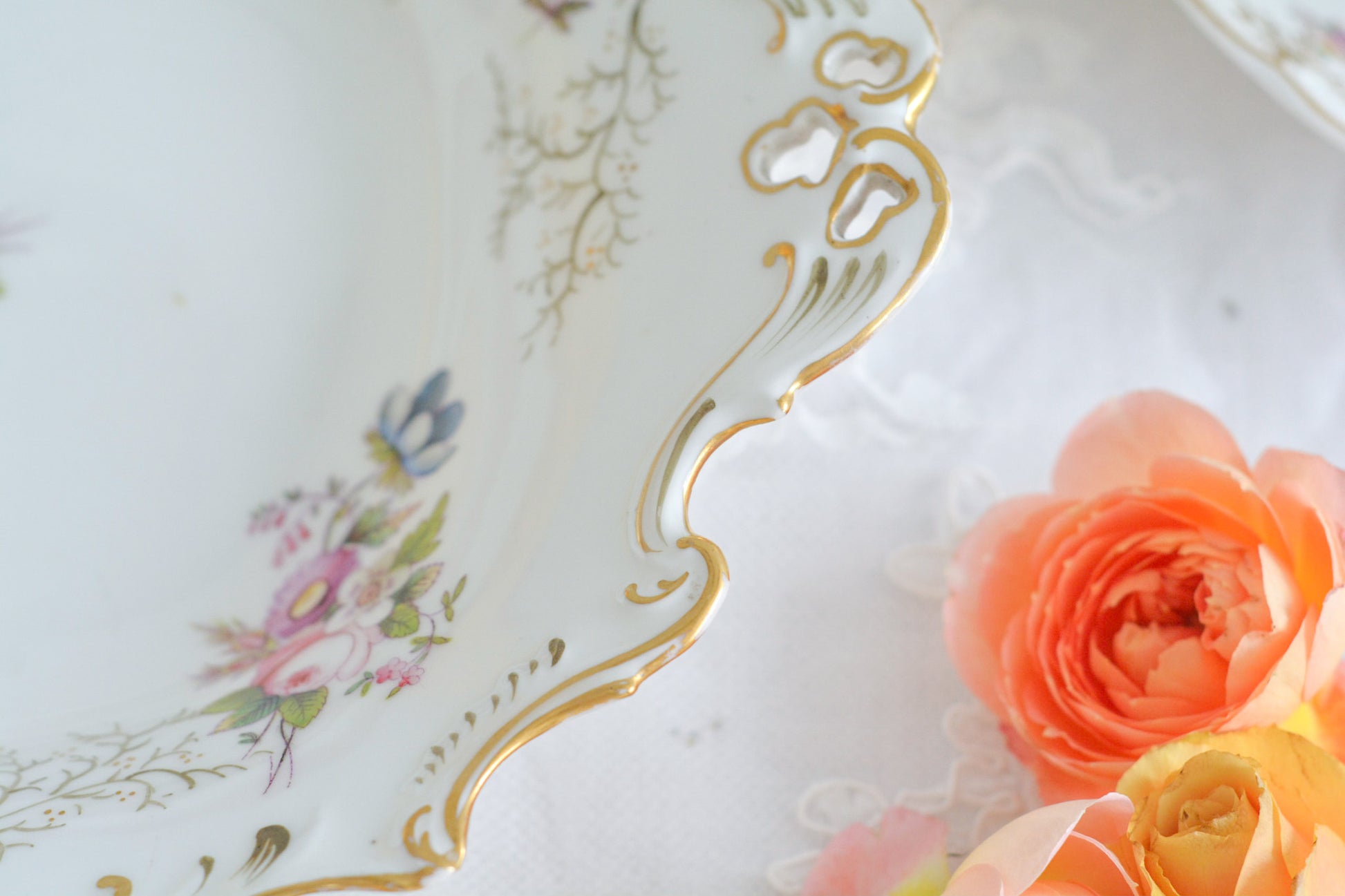 コールポートの花々と宿木?の描かれたサービングプレートです。私は宿木シリーズと呼んでおります。ハンドペイントで生き生きと描かれたお花と、繊細で丁寧に描かれた金彩の宿木がコールポートらしく上品です。華やかでクリスマスにもぴったりな雰囲気ですね。