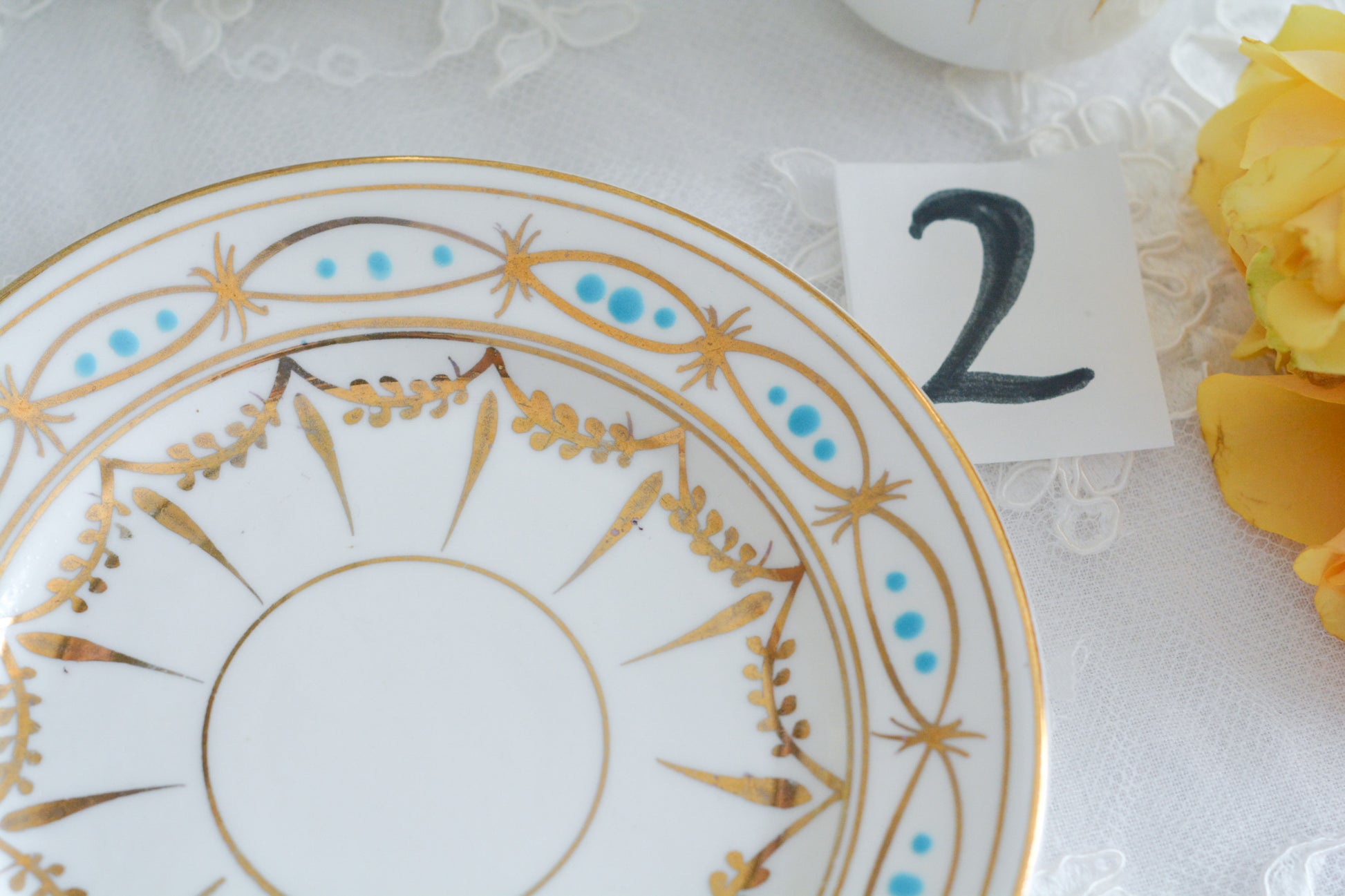 ハンドペイントで描かれた曲線美。アールヌーボースタイルのティートリオです。金彩にターコイズブルーのドットのコントラストが素敵なお品。カップは紅茶にもコーヒーにもお使いいただきやすいデザインです。