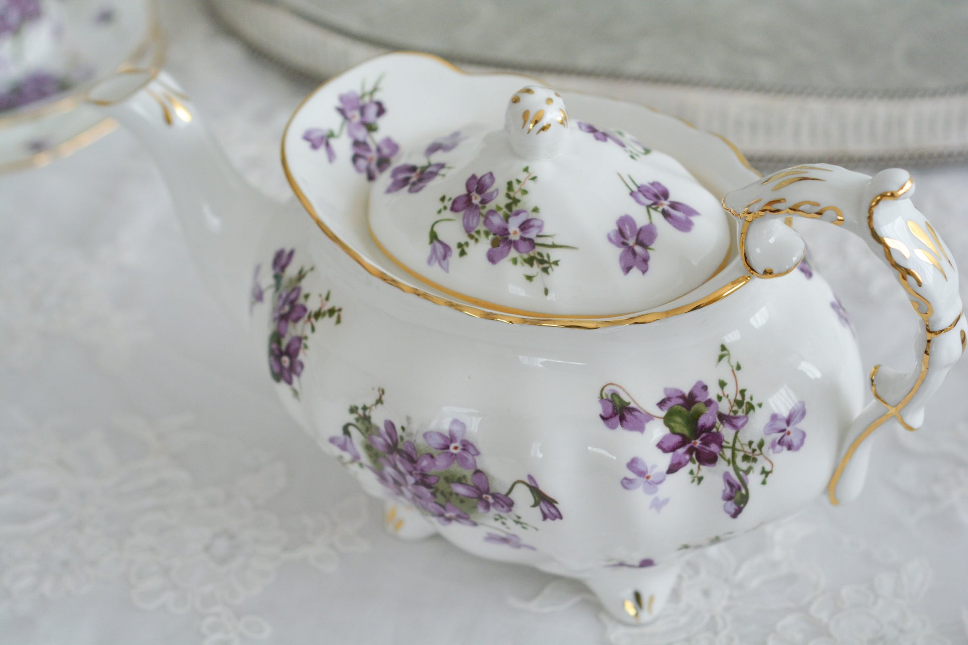 英国ヴィンテージ、ハマースレイの人気シリーズヴィクトリアンバイオレットシリーズの貴重なラージポット。Rose Antiquesはコールポートをはじめ、英国アンティーク磁器を中心にご紹介しています。