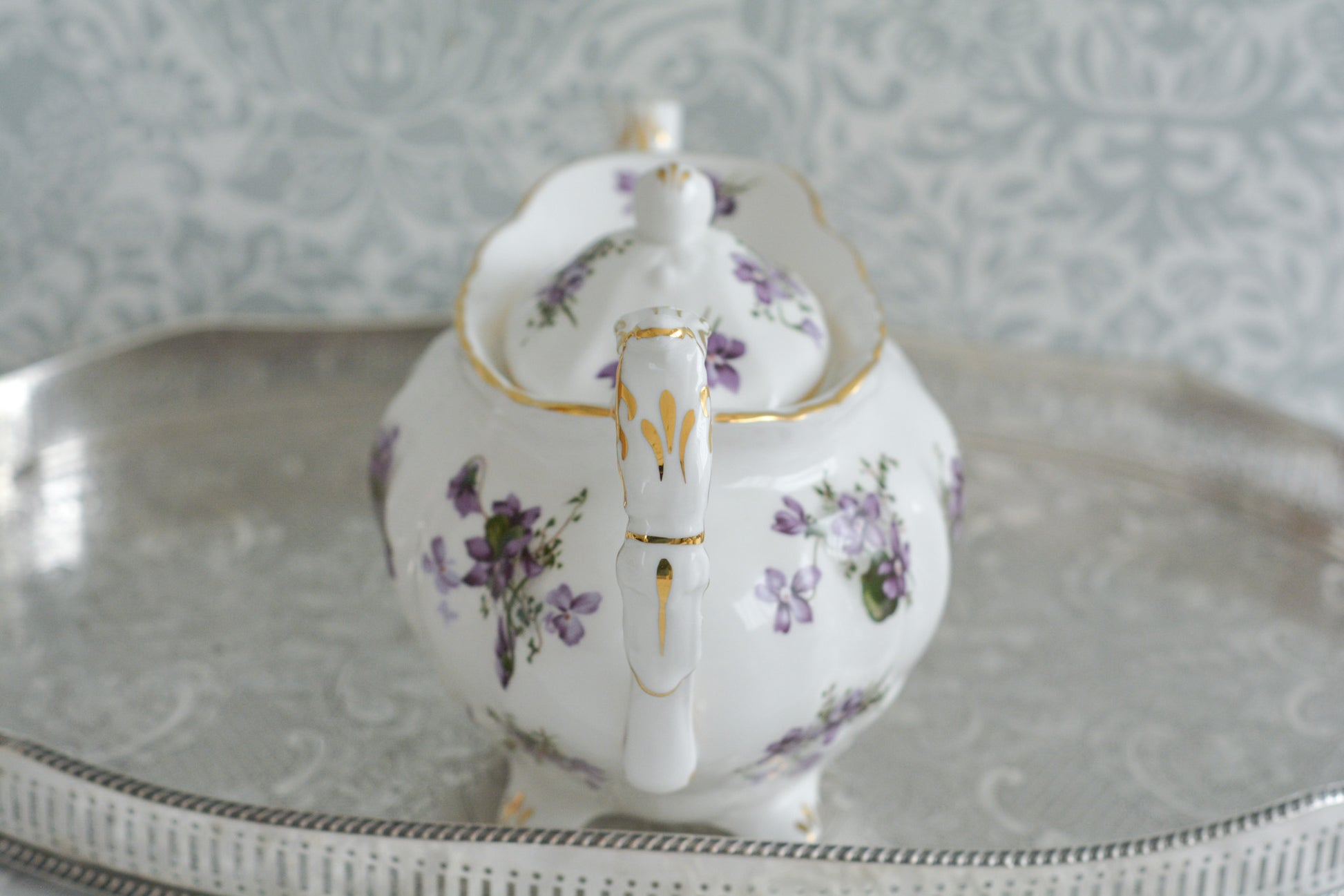 英国ヴィンテージ、ハマースレイの人気シリーズヴィクトリアンバイオレットシリーズの貴重なラージポット。Rose Antiquesはコールポートをはじめ、英国アンティーク磁器を中心にご紹介しています。