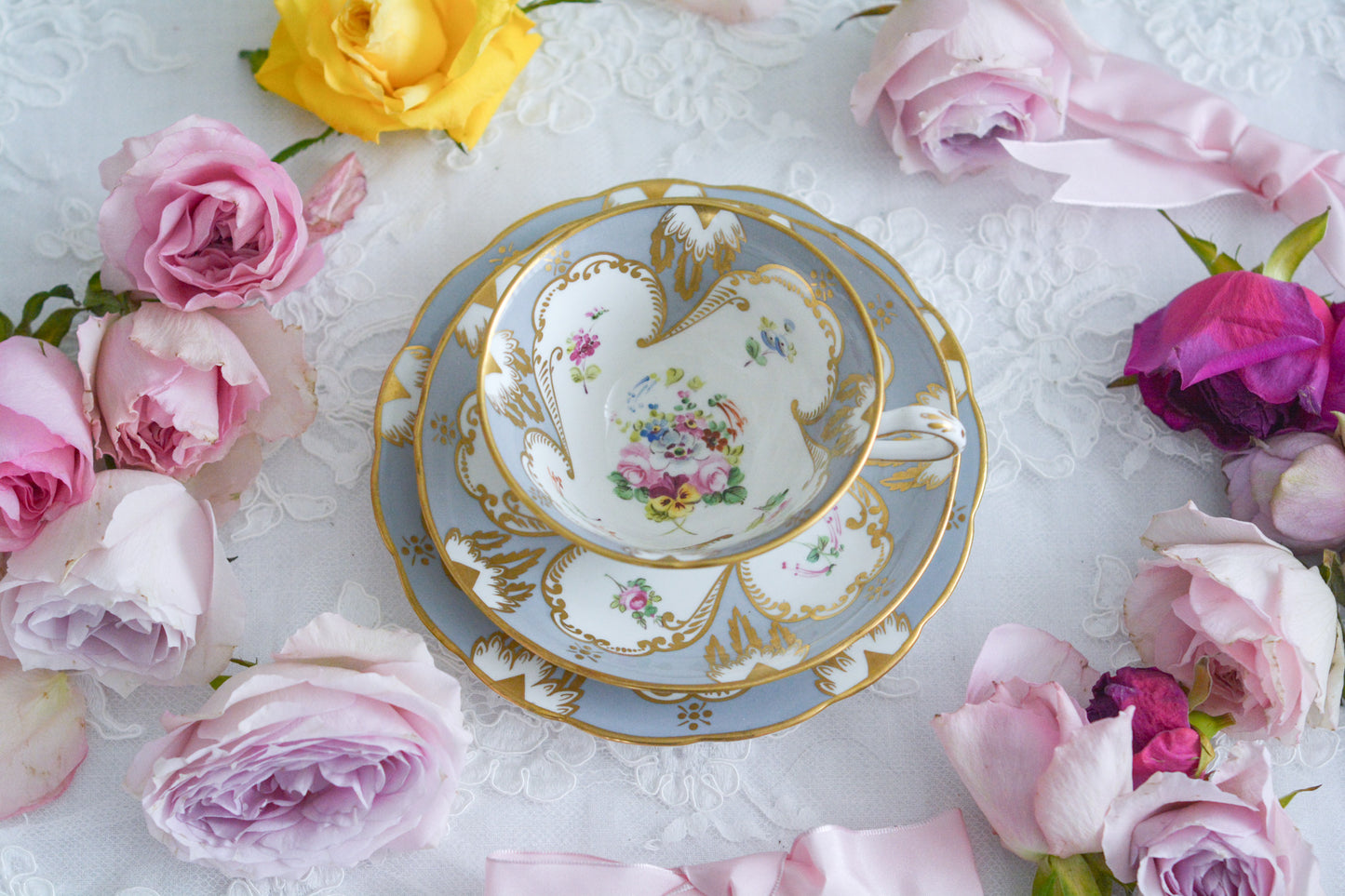 グレーカラーにハンドペイントで描かれた花々が美しいティートリオです。メーカーは不明ですが、以前ご紹介したハマースレイのアンティークトリオと雰囲気がよく似ています。金彩の模様もエレガントですね。残念ながらディーラーさんからの輸送時にカップにヒビが入ってしまいました。カップは観賞用となりますが、ソーサーとプレートはとても良い状態で、プレートのみお使いいただくこともできます。