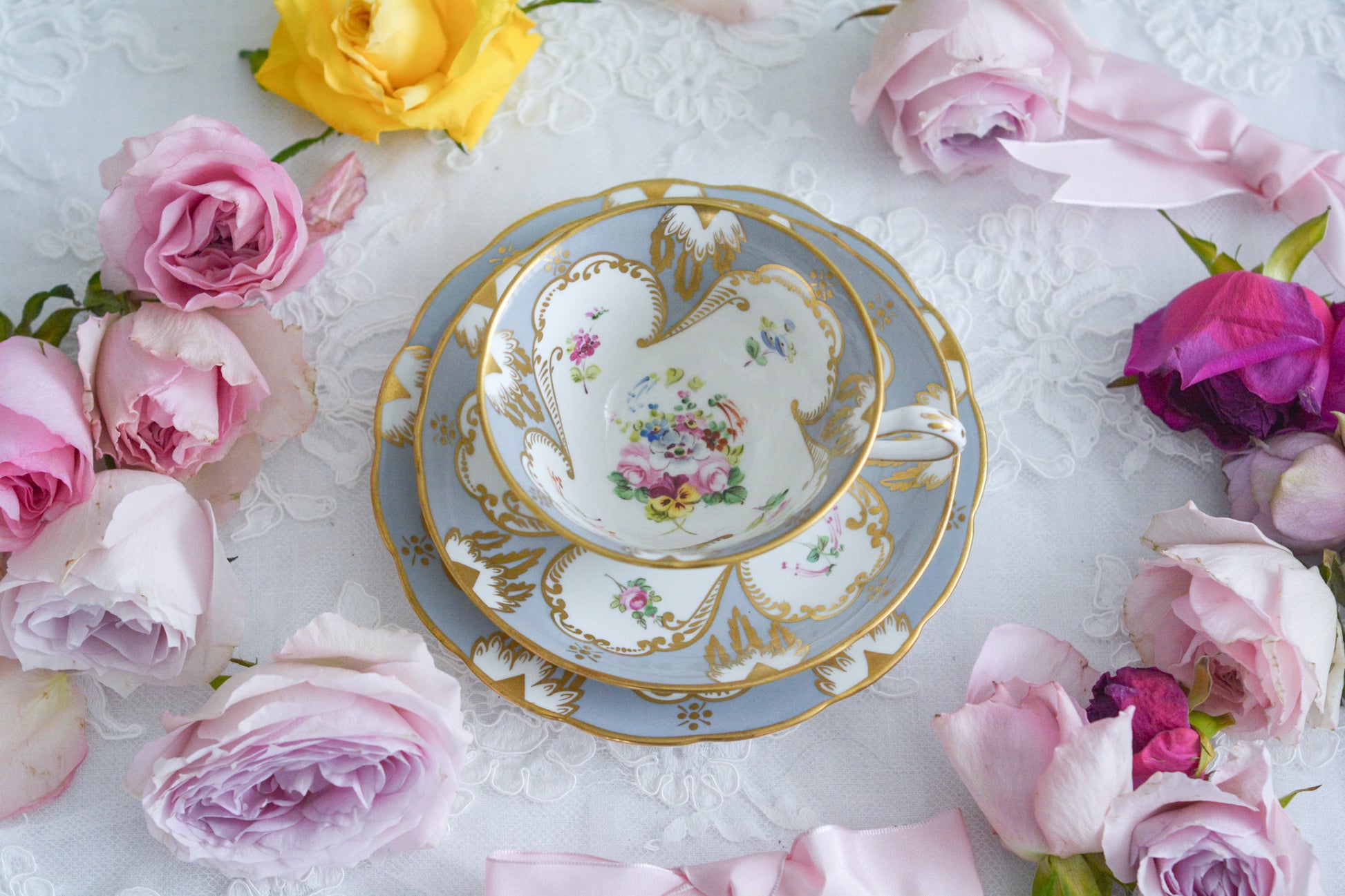 グレーカラーにハンドペイントで描かれた花々が美しいティートリオです。メーカーは不明ですが、以前ご紹介したハマースレイのアンティークトリオと雰囲気がよく似ています。金彩の模様もエレガントですね。残念ながらディーラーさんからの輸送時にカップにヒビが入ってしまいました。カップは観賞用となりますが、ソーサーとプレートはとても良い状態で、プレートのみお使いいただくこともできます。