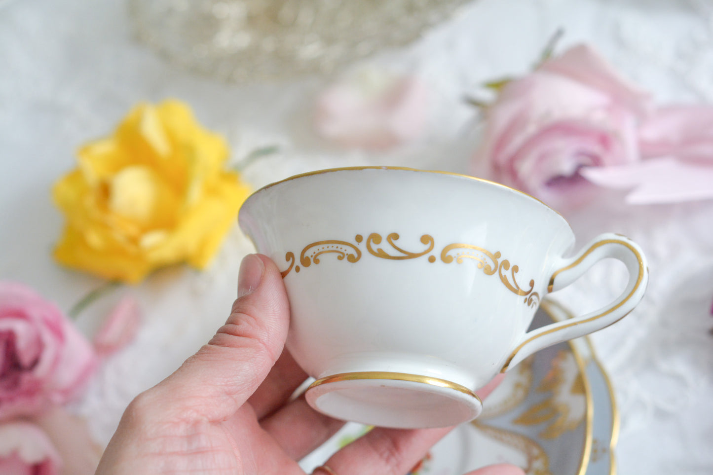 グレーカラーにハンドペイントで描かれた花々が美しいティートリオです。メーカーは不明ですが、以前ご紹介したハマースレイのアンティークトリオと雰囲気がよく似ています。金彩の模様もエレガントですね。残念ながらディーラーさんからの輸送時にカップにヒビが入ってしまいました。カップは観賞用となりますが、ソーサーとプレートはとても良い状態で、プレートのみお使いいただくこともできます。