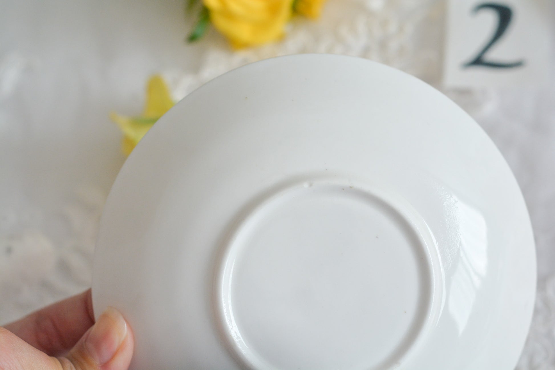 ハンドペイントで描かれた曲線美。アールヌーボースタイルのティートリオです。金彩にターコイズブルーのドットのコントラストが素敵なお品。カップは紅茶にもコーヒーにもお使いいただきやすいデザインです。