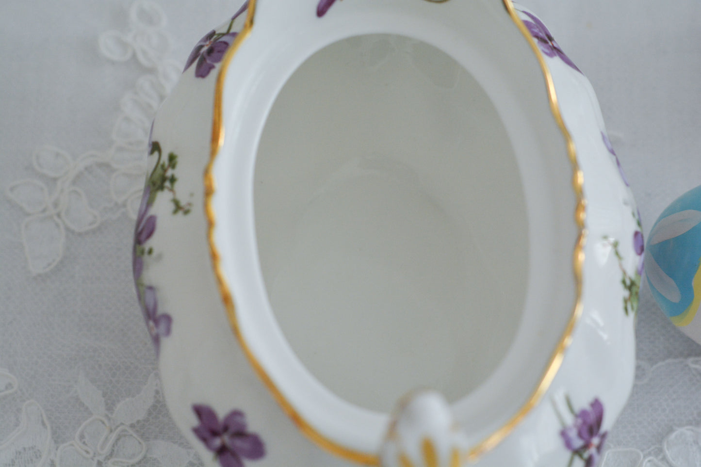 ハマースレイの人気シリーズ、ヴィクトリアンバイオレットシリーズのティーポットです。小さめのサイズで1〜2名のティータイムにぴったりなサイズです。可憐なすみれの模様と優雅なシェイプがとても美しく、おうちティータイムを華やかに盛り上げてくれます。こちらはオールドバックスタンプのお品で、貴重な1930年代頃の作品です。