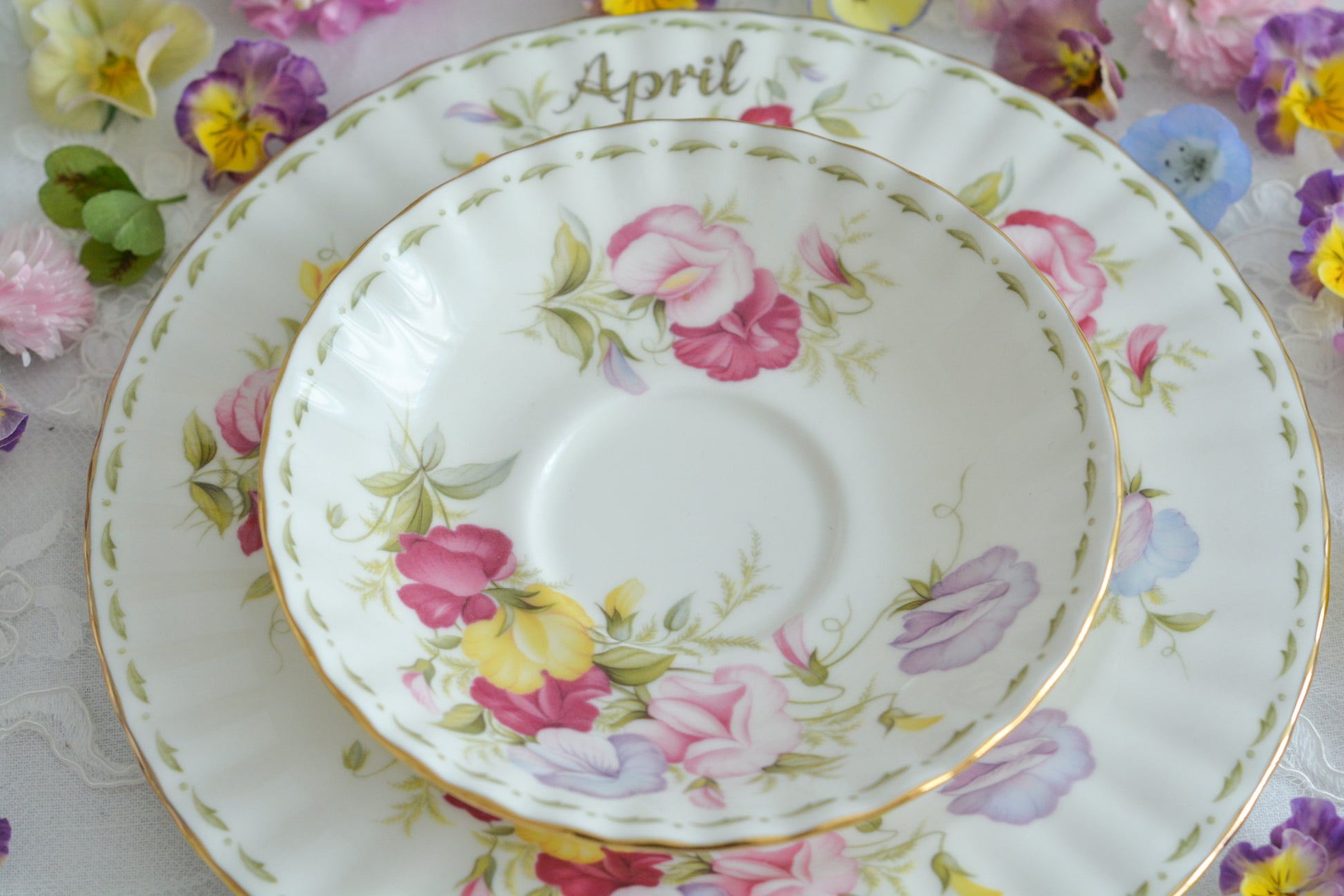 ロイヤルアルバートの人気シリーズの一つ、「フラワーオブマンス」1月から12月までそれぞれの季節のお花がモチーフのシリーズで、ついつい集めたくなってしまう魅力があります。今回ご紹介するのは、4月(April)。4月のお花はスイトピーです。春らしい明るいカラーでとても可愛らしいお品。貴重なトリオとなっております。4月生まれの方はもちろん、コレクションしてらっしゃる方、お探しの方もぜひ。