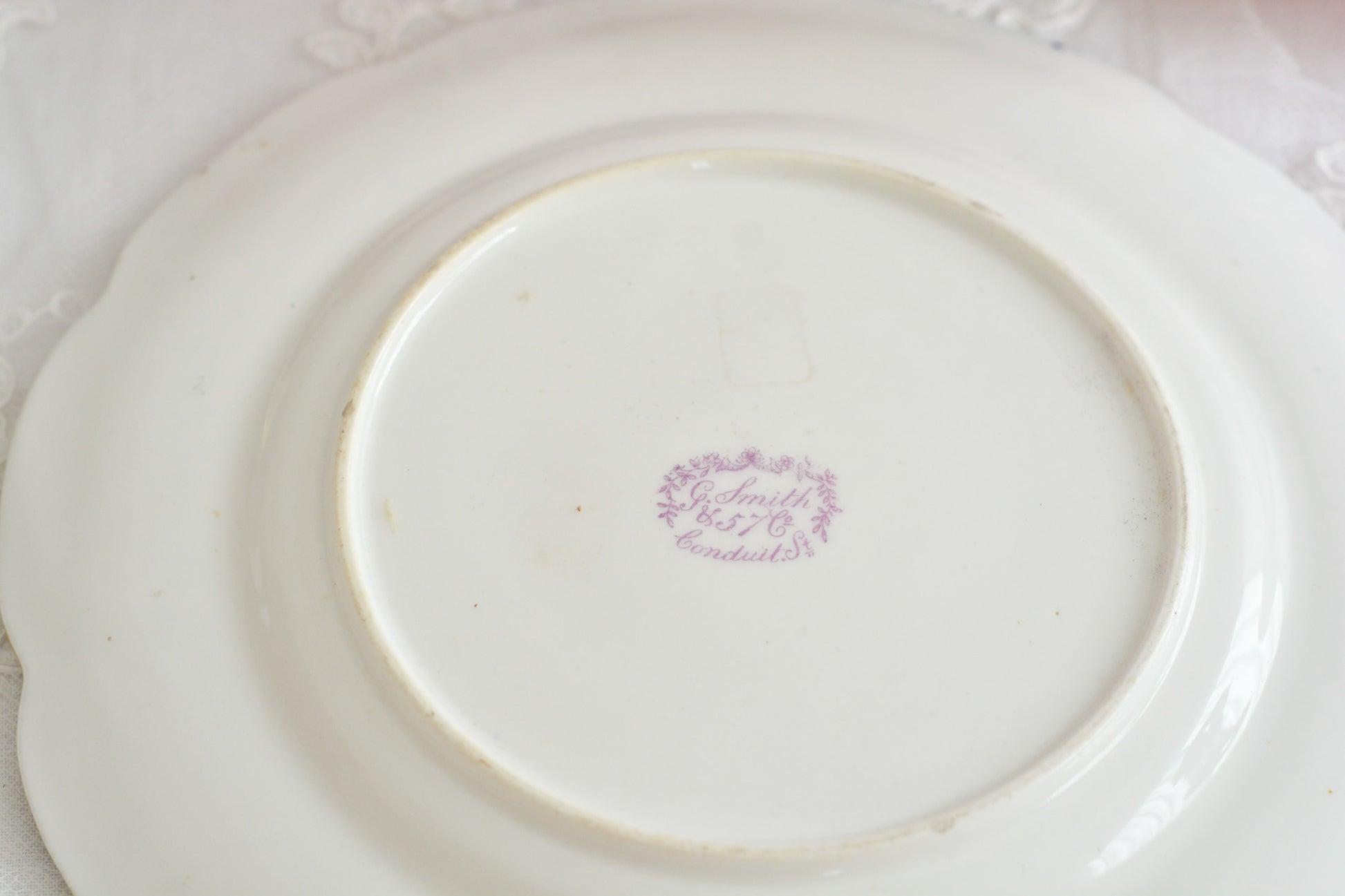 コバルトブルーに金彩の縁どりに豪華な模様。ロココリバイバルの優美なプレートです。バックスタンプには小売店のスタンプのみですが、以前ご紹介したアデレードシェイプにデザインがよく似ております、その為、コールポートの作品かなと推察しております。スイーツやフルートのせて当時ような華やかなティータイムをお楽しみください。