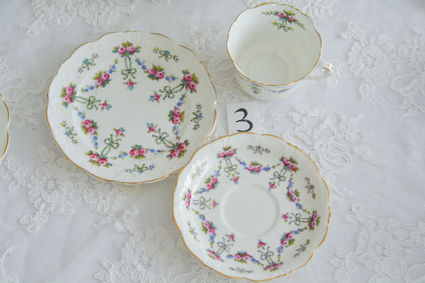 コリンウッドのリボンにバラのガーランドがとっても可愛らしいティートリオ、ミルクジャグ、スロップボウル、デザートプレートがやってきました!ハンドペイントで色つけされたバラやリボンを眺めているだけで気持ちが上向きになる可愛らしさです。ぜひ春のティータイムに。プルダウンから、単品ご選択頂けます