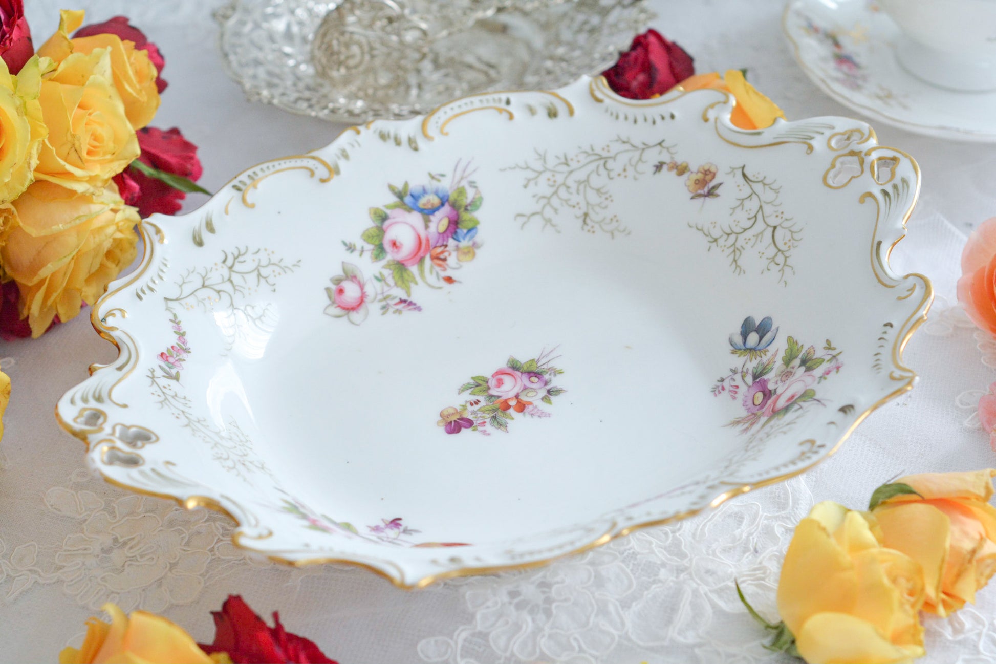 コールポートの花々と宿木?の描かれたサービングプレートです。私は宿木シリーズと呼んでおります。ハンドペイントで生き生きと描かれたお花と、繊細で丁寧に描かれた金彩の宿木がコールポートらしく上品です。華やかでクリスマスにもぴったりな雰囲気ですね。