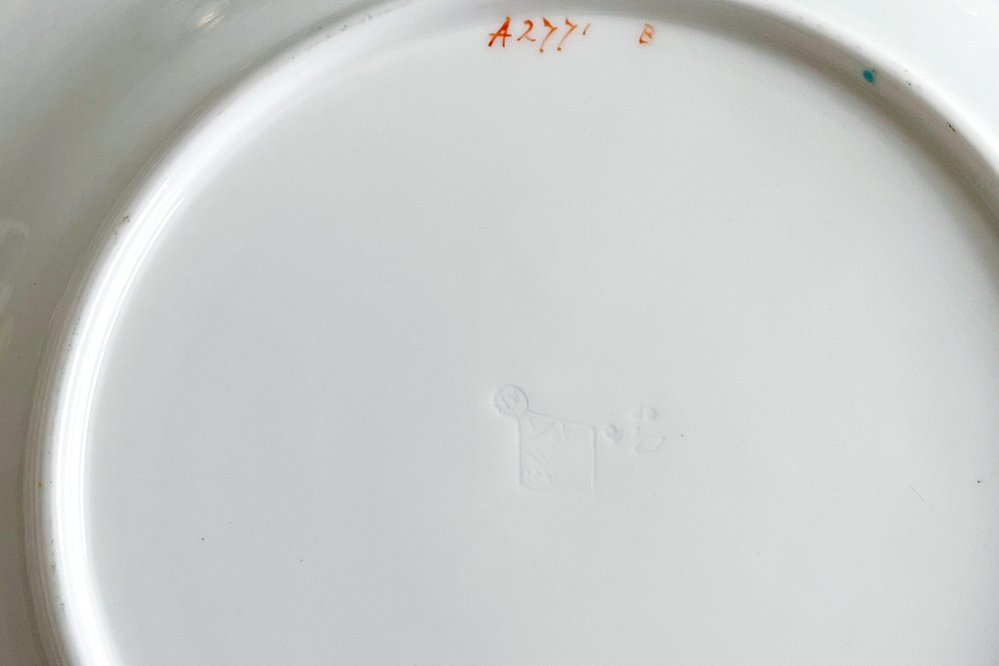 ミントンブルーが際立つ花々が美しいプレート。ハンドペイントで丁寧に描かれた花々が大変美しいです。縁に描かれたミントンブルーの模様がどんなものを盛り付けても引き立ててくれるデザインです