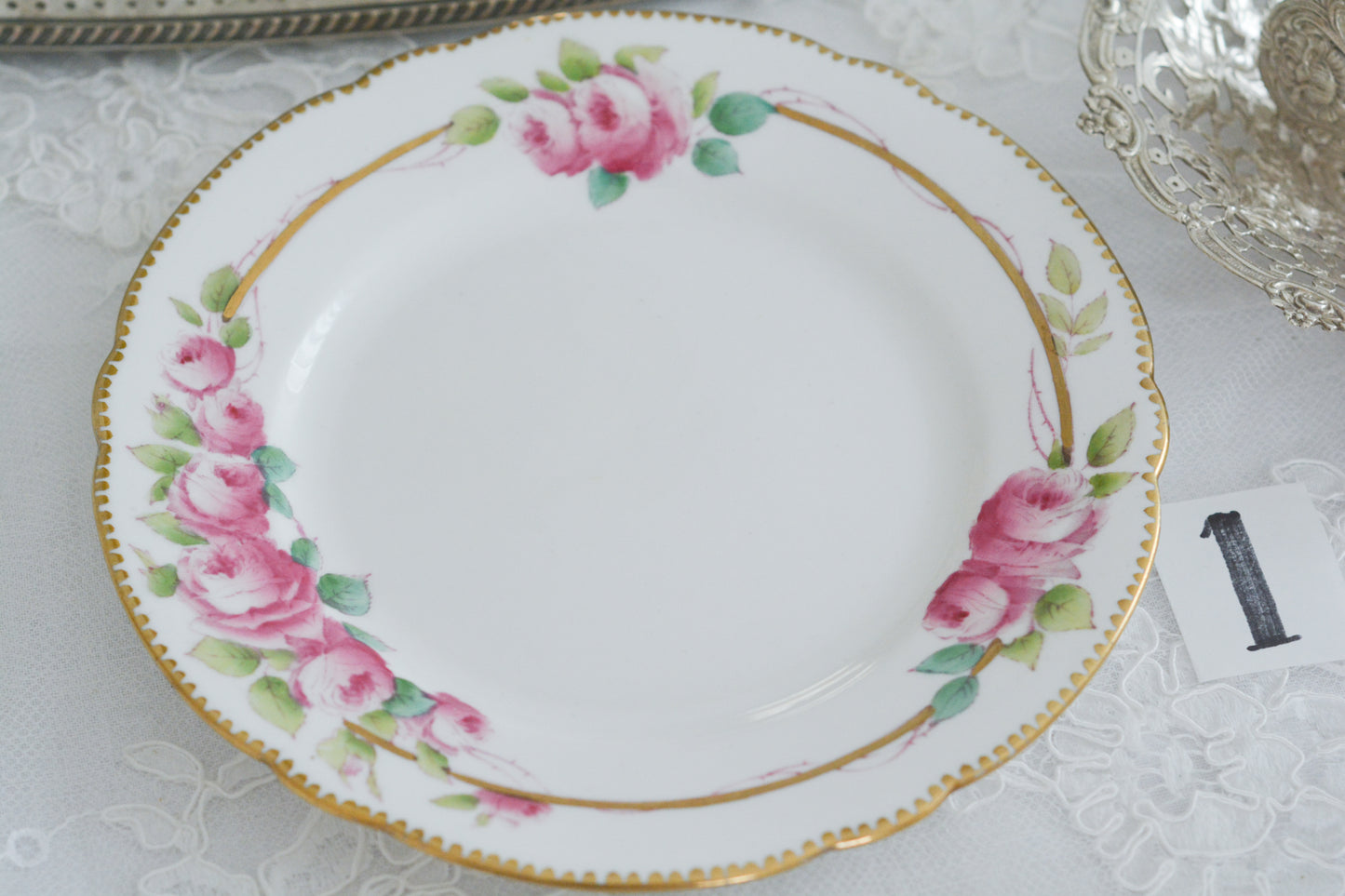 シェリーの美しいティートリオがやってきました。ハンドペイントで描かれたバラが大変華やかです。やはりハンドペイントは立体感があり美しいなと思います。ハンドルも凝った作りで細部まで美しい。春のティータイムのテーブルコーディネートに花を添えてくれますよ。イースターのコーディネートにもぜひ。