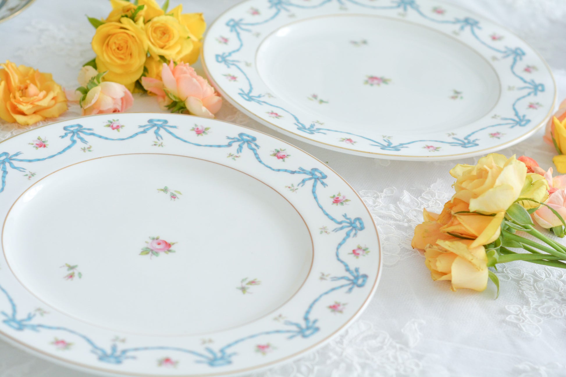 コールポートの可愛らしいディナープレート。水色のリボンと薔薇のガーランドのようなデザインがとても愛らしいです。サービングプレートとしても、ディナープレートとしてもお使いいただけます。ワンプレートランチにお使いいただいても素敵ですね。