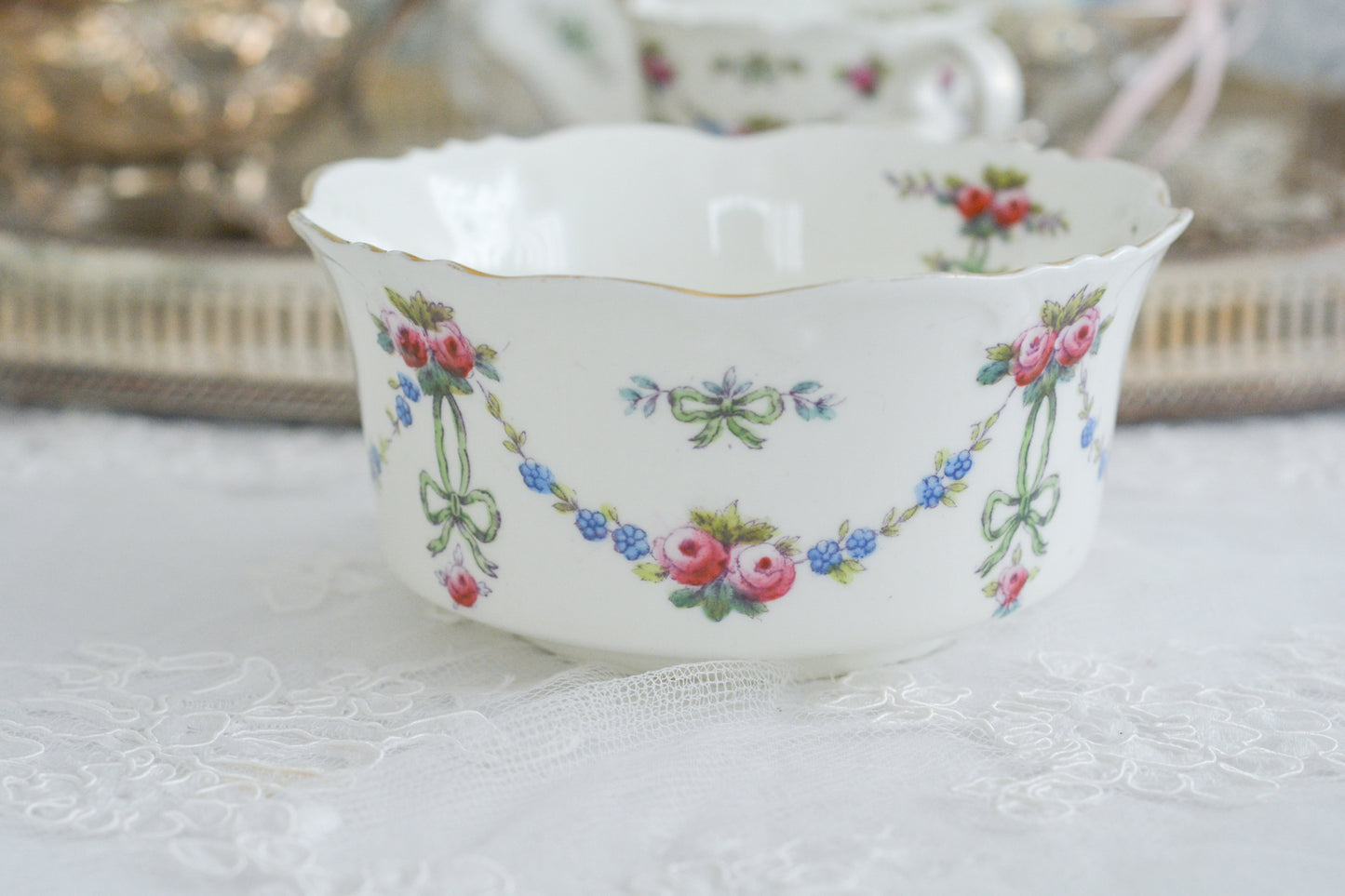 コリンウッドのリボンにバラのガーランドがとっても可愛らしいティートリオ、ミルクジャグ、スロップボウル、デザートプレートがやってきました!ハンドペイントで色つけされたバラやリボンを眺めているだけで気持ちが上向きになる可愛らしさです。ぜひ春のティータイムに。プルダウンから、単品ご選択頂けます