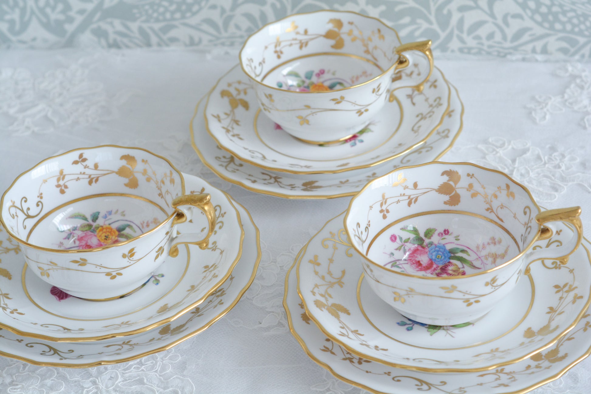 スポードの洗練されたデザインに、ハンドペイントで描かれた花々が大変美しいティートリオです。現代のテーブルにもマッチし、華やかにしてくれます。お花はハンドペイントで描かれているため一つ一つ違い、並べるとそれぞれのお花を見ることができてお話も盛り上がりそうです。