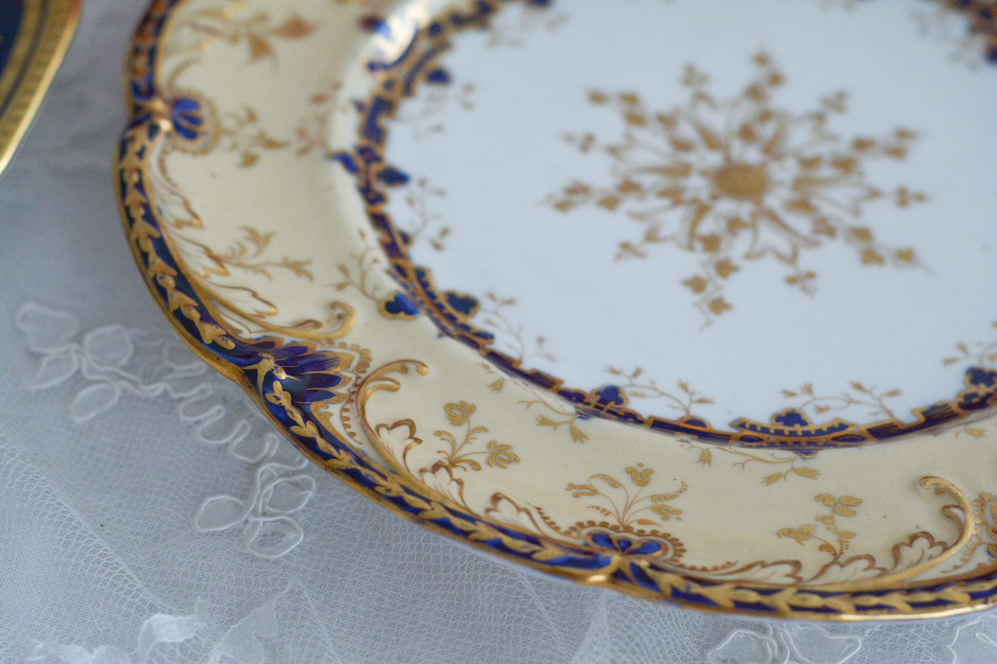 コバルトブルーに金彩の縁どりに豪華な模様。ロココリバイバルの優美なプレートです。バックスタンプには小売店のスタンプのみですが、以前ご紹介したアデレードシェイプにデザインがよく似ております、その為、コールポートの作品かなと推察しております。スイーツやフルートのせて当時ような華やかなティータイムをお楽しみください。