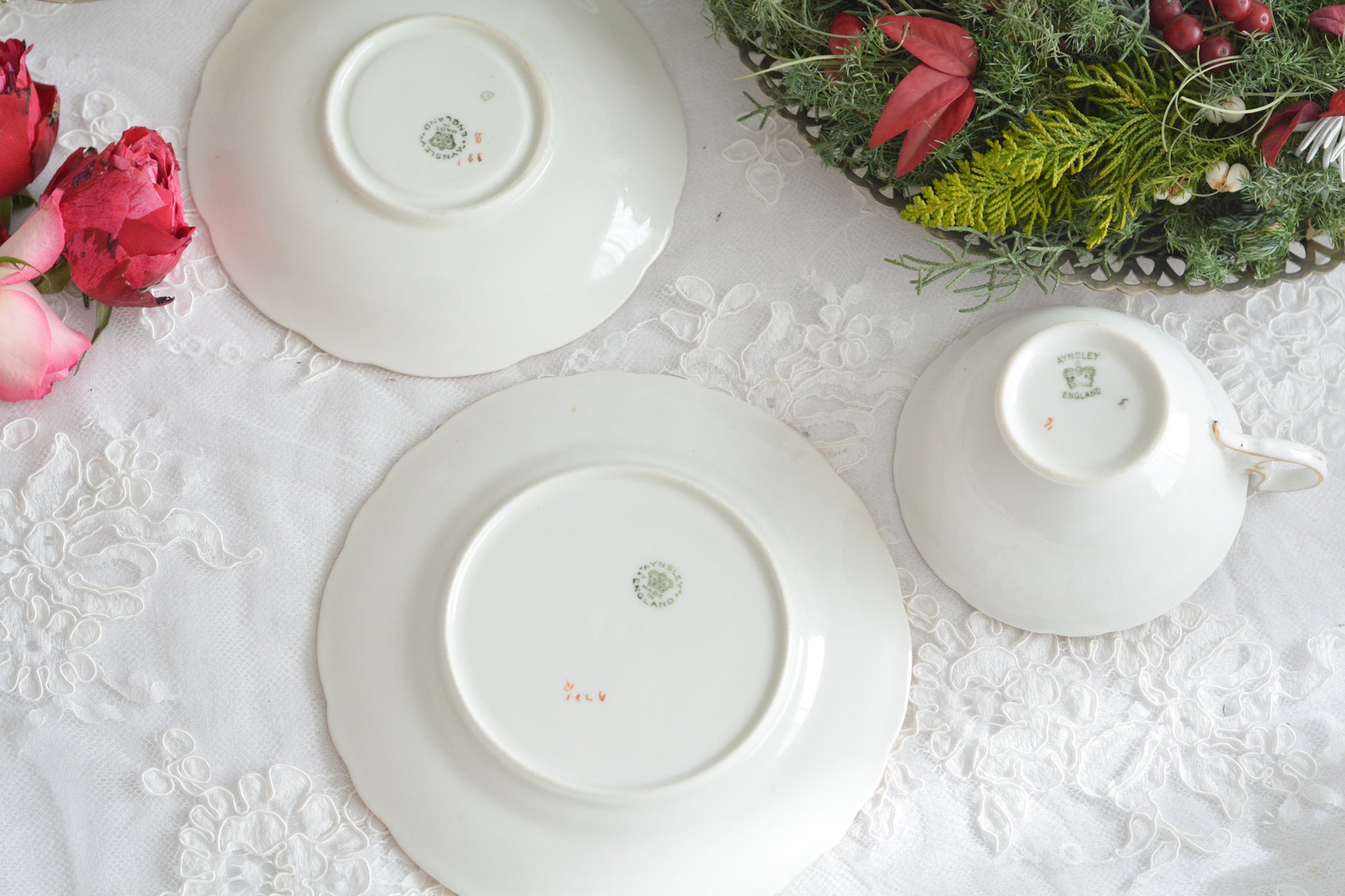 エインズレイの可愛らしいティートリオがやってきました。小さなバラに可愛らしい模様のティートリオです。クリスマスにもぴったりな雰囲気でクリスマスのテーブルコーディネートを盛り上げてくれます。エインズレイは1775年創業で今もたくさんの人々に愛される陶磁器メーカーです