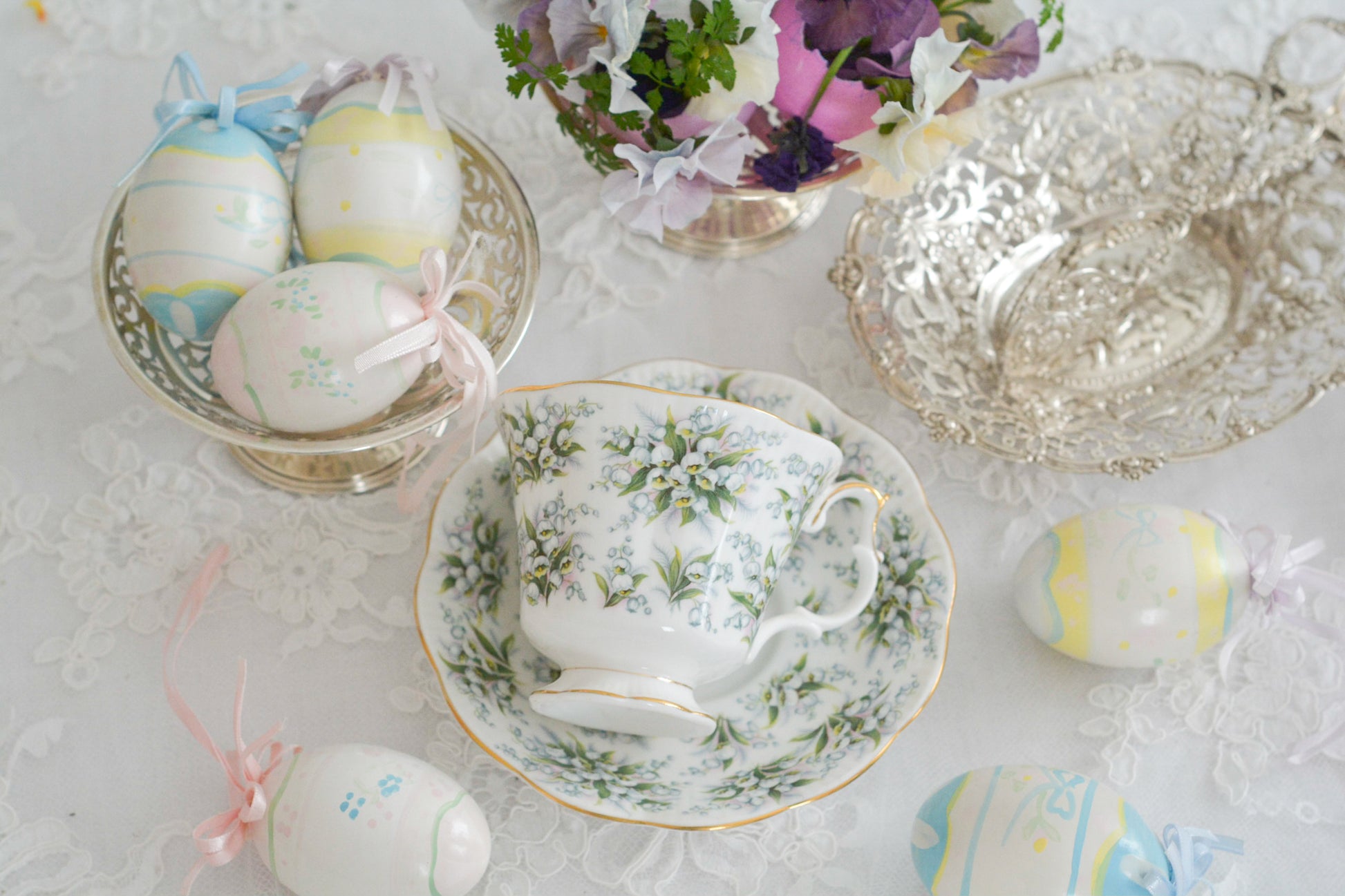 ロイヤルアルバートのネルグウィンシリーズ。ネル・グウィンはイングランド王チャールズ2世の寵姫です。このシリーズはロンドンの地域名やストリート名がつけられています。このランベスは全面にスズランの美しい絵柄が印象的。ネルグウィンシリーズの中でも入手困難なお品です。人気のすずらん柄のカップがティータイムを彩ります。