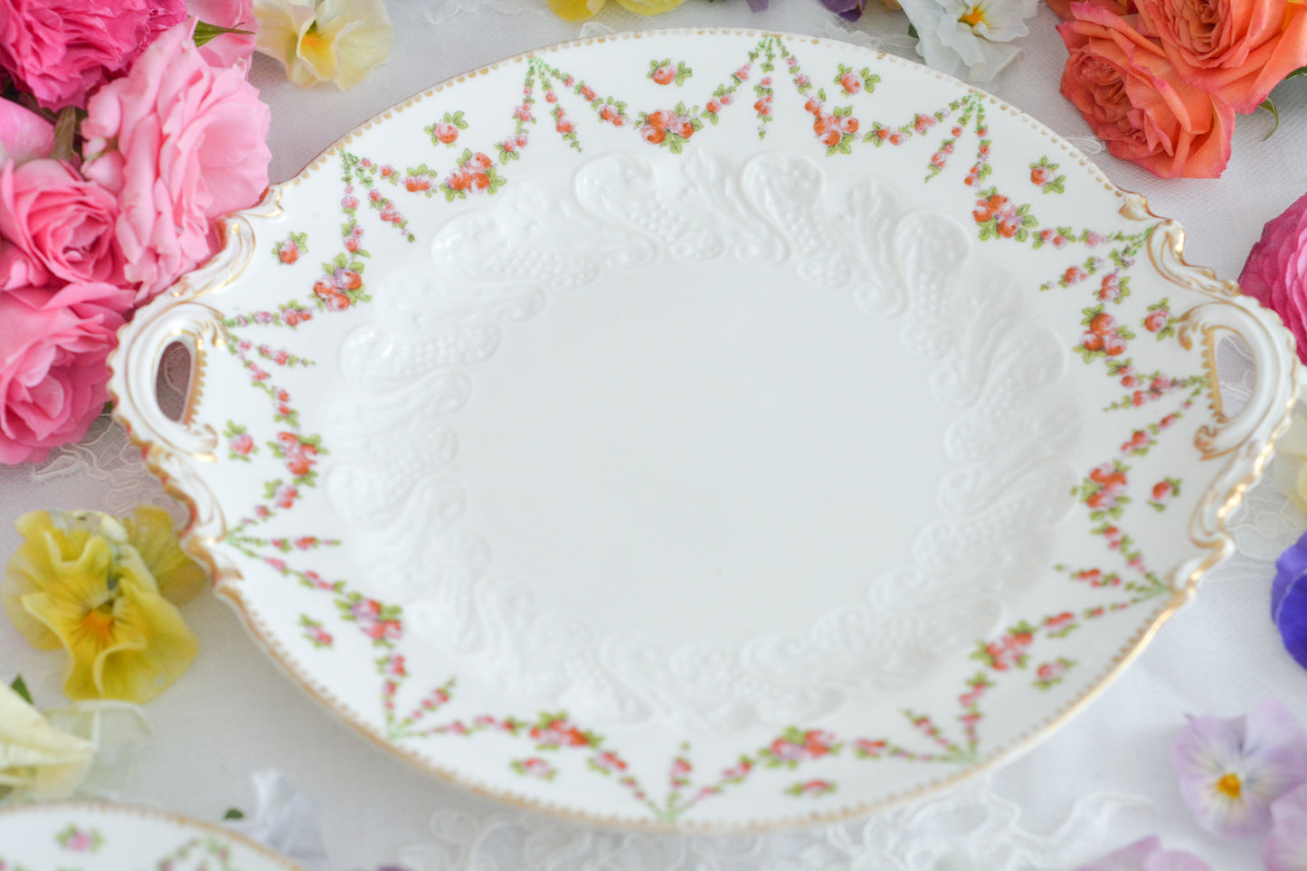 バラのガーランド模様が可愛らしい、ジョージ・ジョーンズ・クレッセントのセットです。カップ&ソーサー、サイドプレート、B&Bプレートのとても便利なセットです。クレッセントらしい可憐で上品な雰囲気がティータイムを盛り上げます。素磁の模様もとっても可愛らしいですよ。