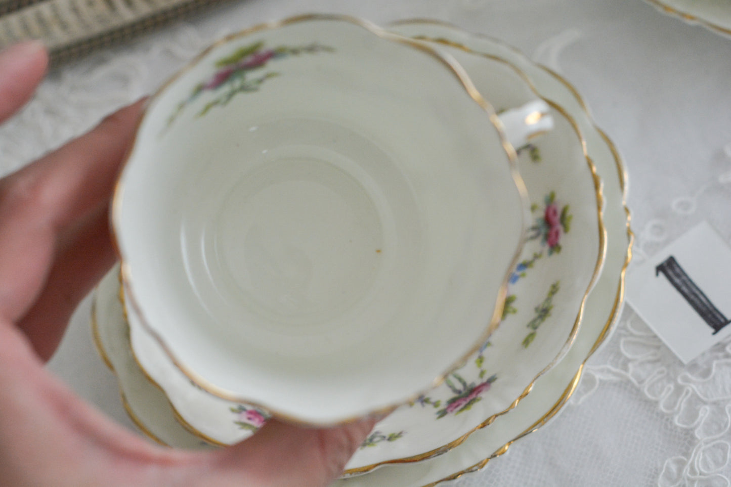 コリンウッドのリボンにバラのガーランドがとっても可愛らしいティートリオ、ミルクジャグ、スロップボウル、デザートプレートがやってきました!ハンドペイントで色つけされたバラやリボンを眺めているだけで気持ちが上向きになる可愛らしさです。ぜひ春のティータイムに。プルダウンから、単品ご選択頂けます