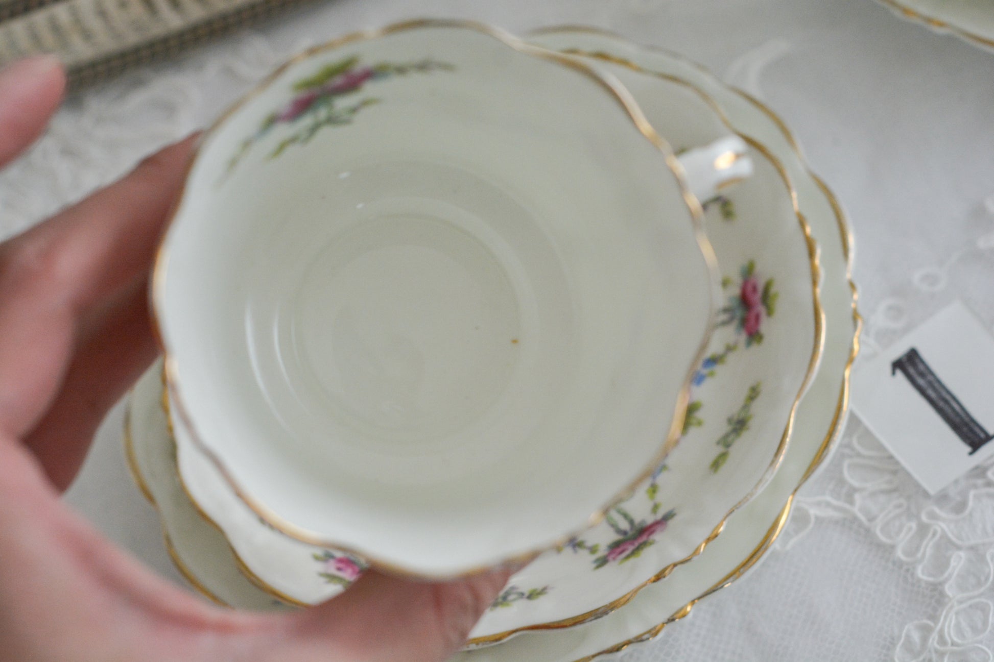 コリンウッドのリボンにバラのガーランドがとっても可愛らしいティートリオ、ミルクジャグ、スロップボウル、デザートプレートがやってきました!ハンドペイントで色つけされたバラやリボンを眺めているだけで気持ちが上向きになる可愛らしさです。ぜひ春のティータイムに。プルダウンから、単品ご選択頂けます