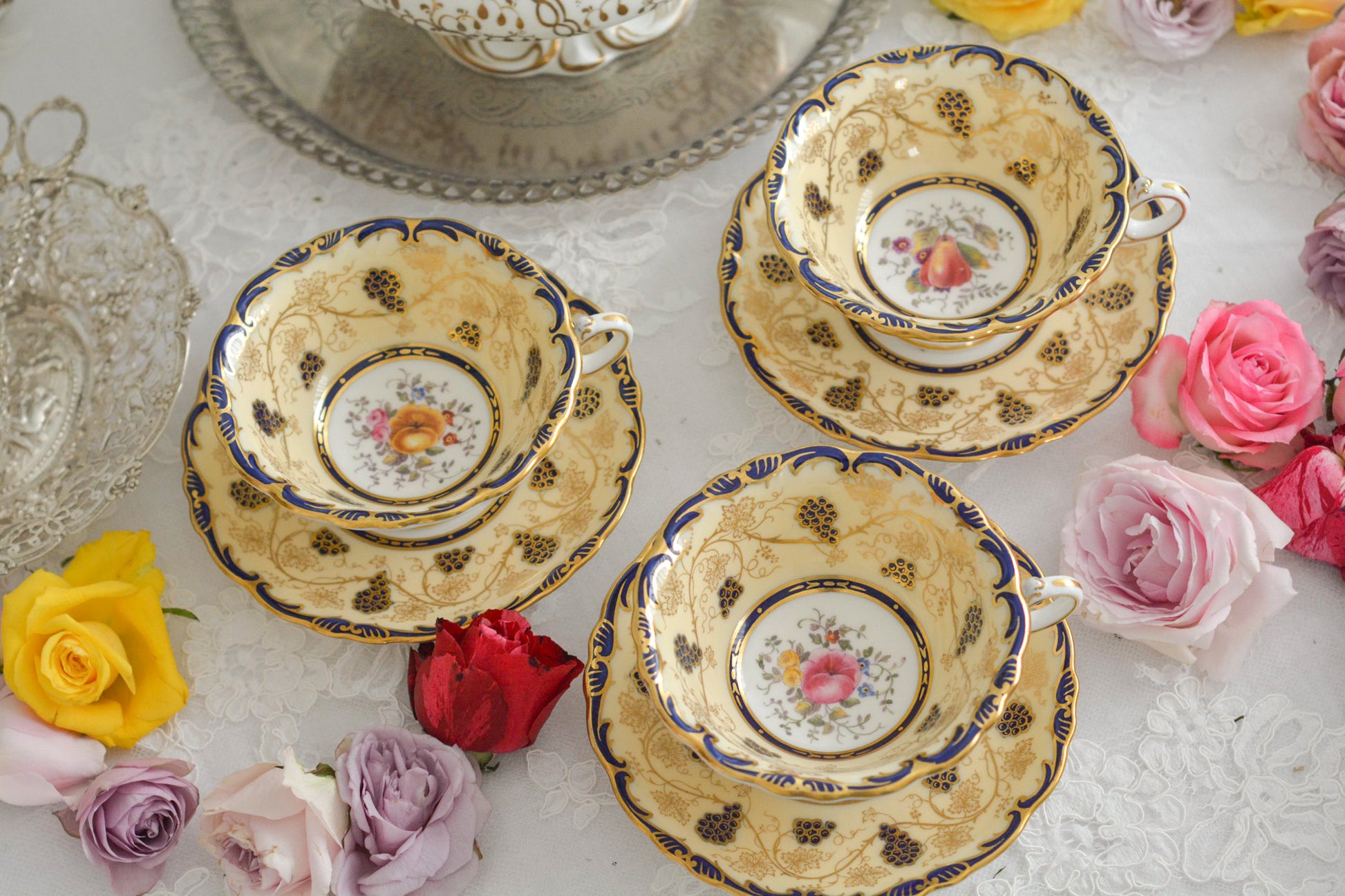 コールポートの1800年代の作品のリバイバルシリーズのオールドコールポートシリーズ。色々なお品がリバイバルされています。こちらはアデレードシェイプのリバイバル。ハンドルはアデレードシェイプハンドルではなくリングハンドルで、素磁も厚めに作られています。ロココリバイバルスタイルの優雅なデザインが美しいです。葡萄やフルーツ、お花の模様が大変豪華で美しいお品です。