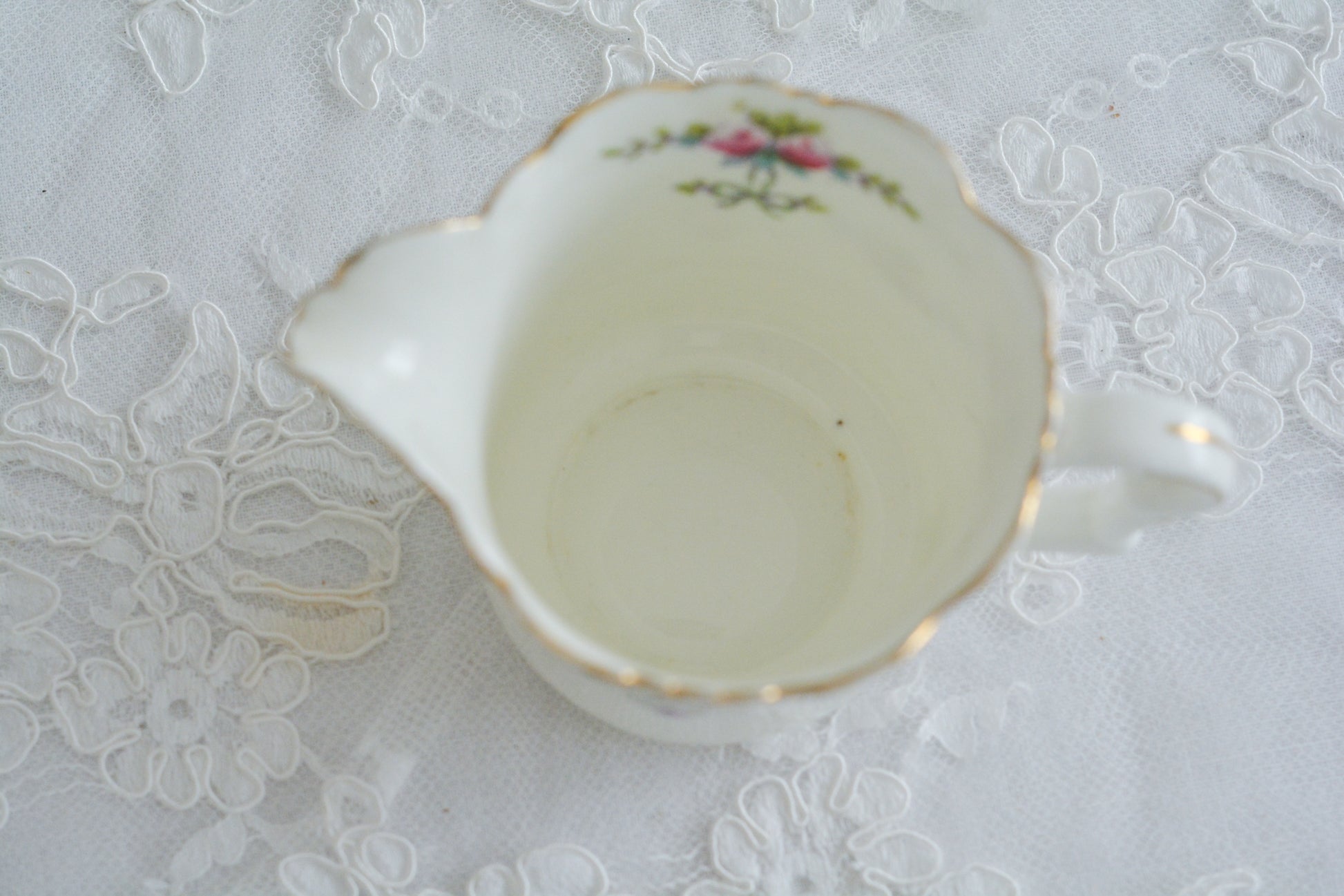 コリンウッドのリボンにバラのガーランドがとっても可愛らしいティートリオ、ミルクジャグ、スロップボウル、デザートプレートがやってきました!ハンドペイントで色つけされたバラやリボンを眺めているだけで気持ちが上向きになる可愛らしさです。ぜひ春のティータイムに。プルダウンから、単品ご選択頂けます