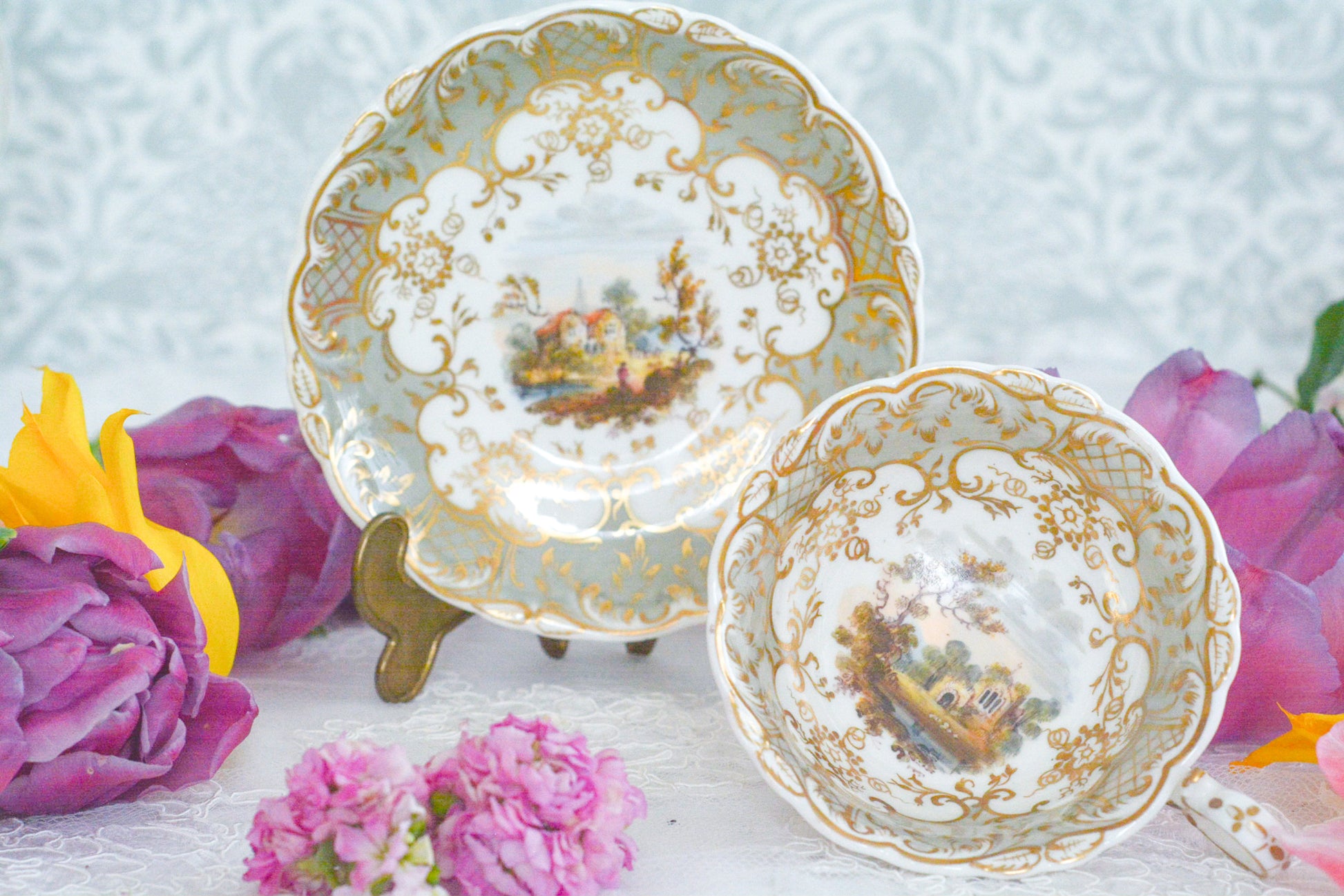 コールポートの中でも一番人気があるアデレードシェイプ。こちらはイギリスの美しい風景が描かれたお品です。のどかな風景がカップ、ソーサーそれぞれに描かれていてなんだかとても温かな気持ちになります。風景画を見ながら紅茶を楽しめる素敵なカップです。