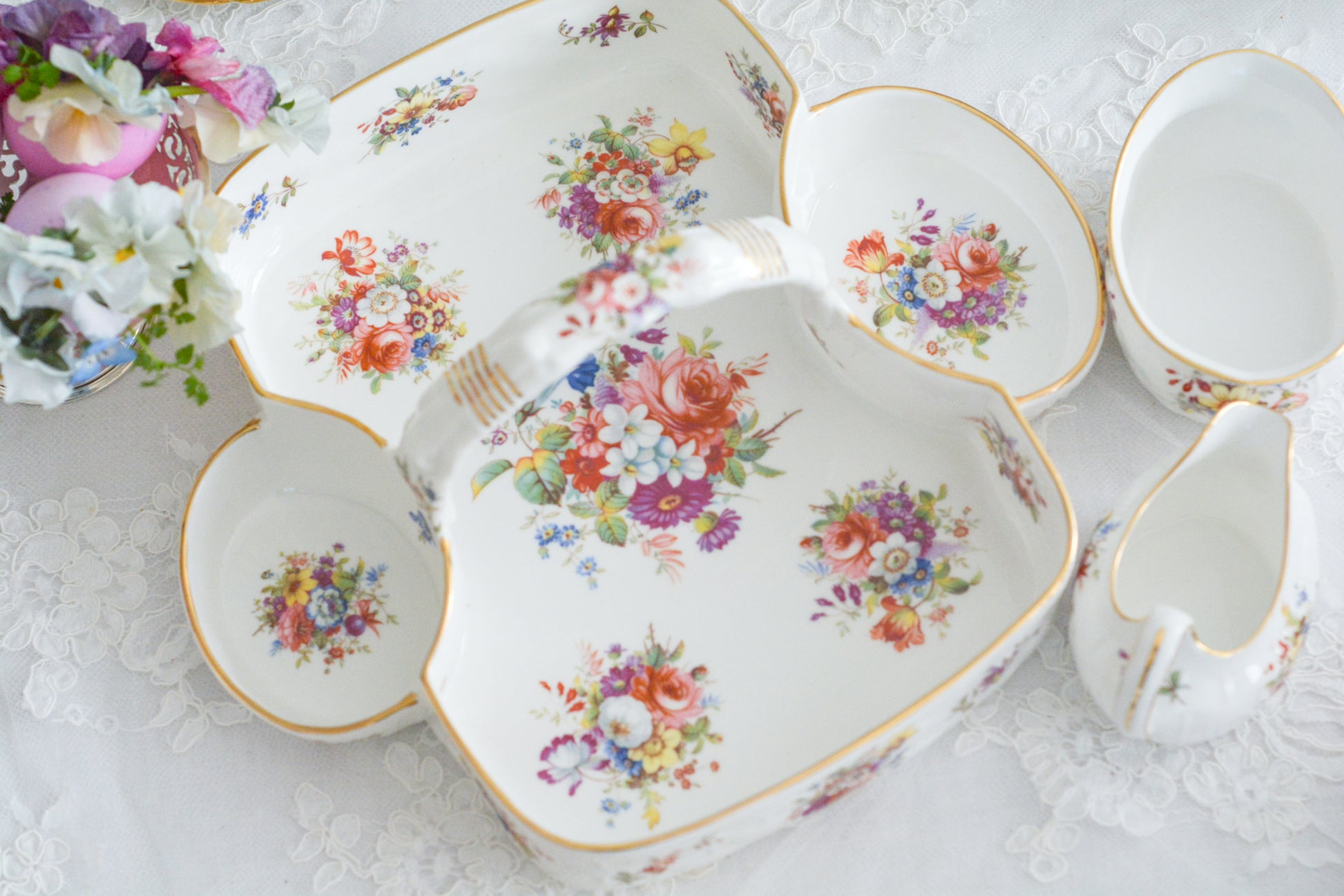 ハマースレイのハワードスプレイシリーズのストロベリーバスケット。ストロベリーバスケットは、イチゴを入れるバスケットでシュガー入れとクリーマーがついています。生産量が少なく、とても人気があるアイテムの一つ。こちらは老舗高級食器店のT.GOODEの特注品です。人気のハワードスプレイの華やかなストロベリーバスケットは、イチゴはもちろん、スコーンや焼き菓子などを乗せても素敵ですね。