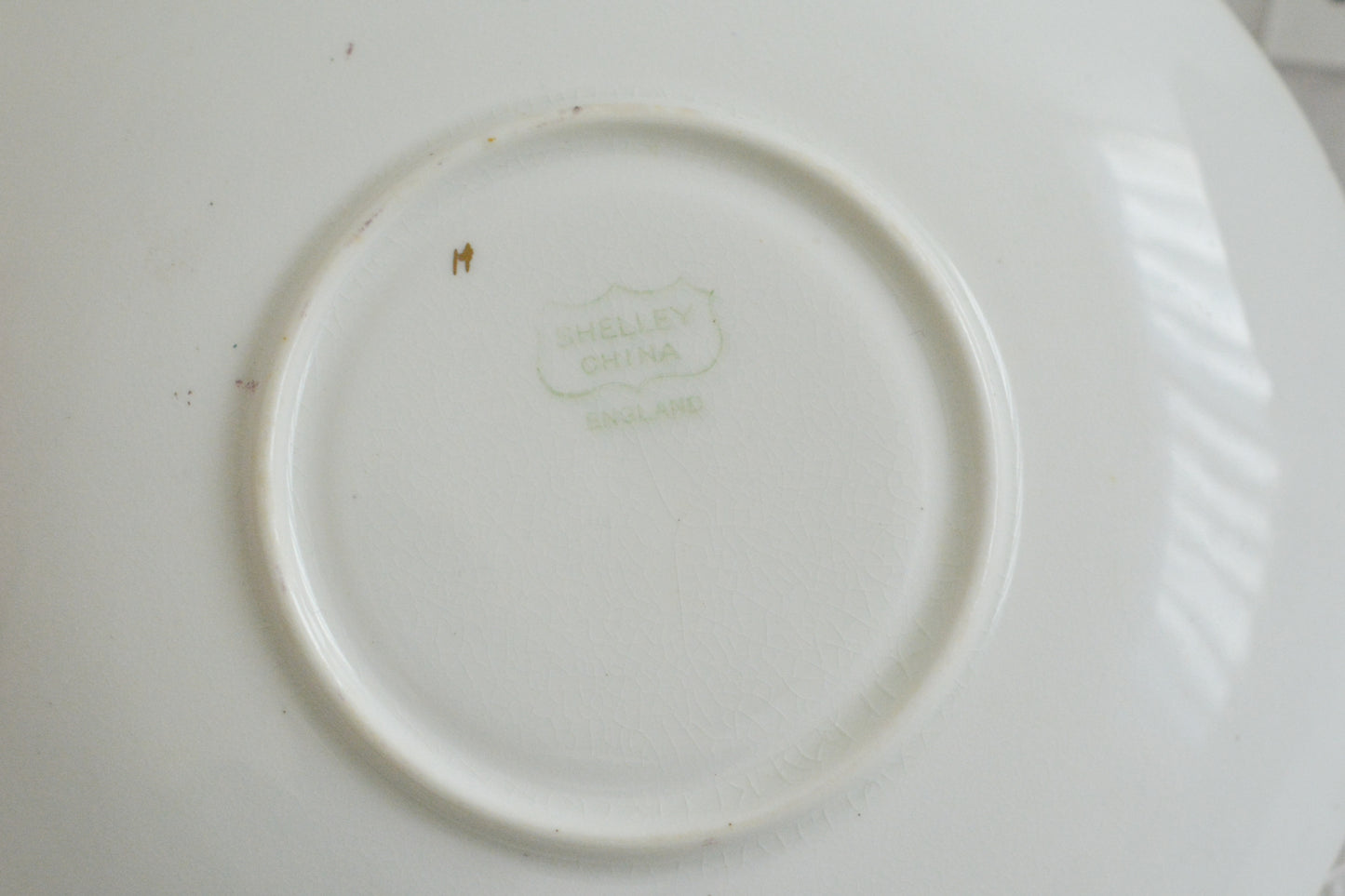 シェリーの美しいティートリオがやってきました。ハンドペイントで描かれたバラが大変華やかです。やはりハンドペイントは立体感があり美しいなと思います。ハンドルも凝った作りで細部まで美しい。春のティータイムのテーブルコーディネートに花を添えてくれますよ。イースターのコーディネートにもぜひ。