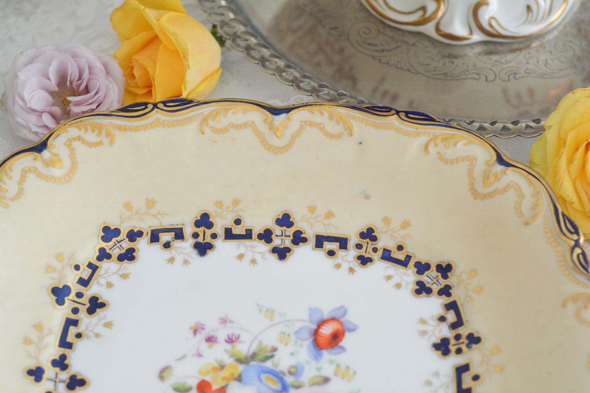 コールポートのアデレードシェイプのB&Bプレートです。ロココリバイバルの優雅なデザインが美しいです。ハンドペイントで描かれたブーケも大きく存在感もあり、ブーケを囲むコバルトブルーの模様もとっても可愛らしく、ブーケを引き立てています。B&Bとはブレッド&バターのことで、パンをもりつけたり、焼き菓子やフルーツなど様々な用途にお使いいただけます。テーブルがパッと華やかになるプレートです。