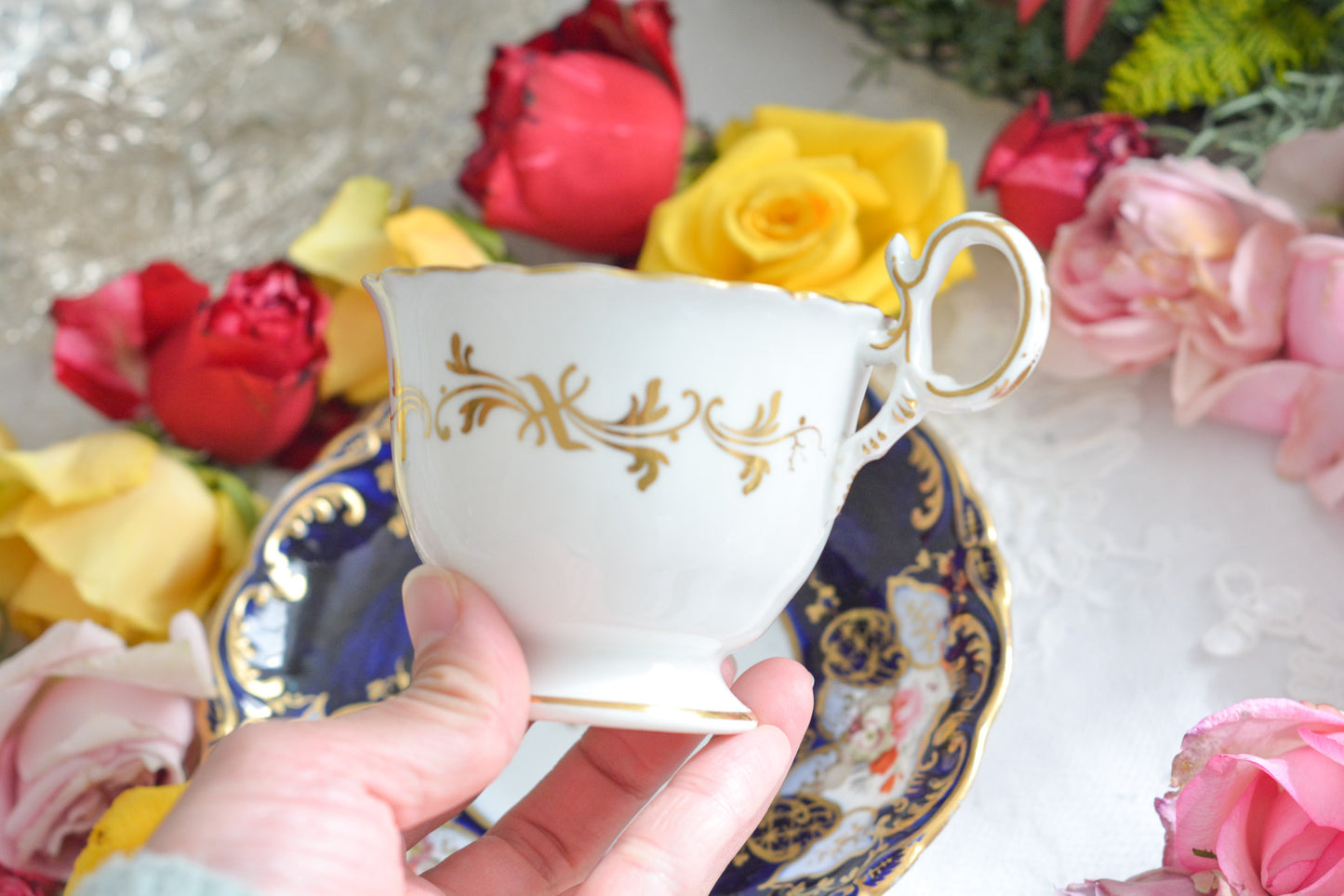 コバルトブルーが美しい、コールポートアデレードシェイプのカップ&ソーサーです。カップとソーサーがそれぞれ別のミスマッチのセットですが、違和感なくお使いいただけます。それぞれに美しく調和が取れていますね。ロココ様式のカップで優雅なひとときをお過ごしください。