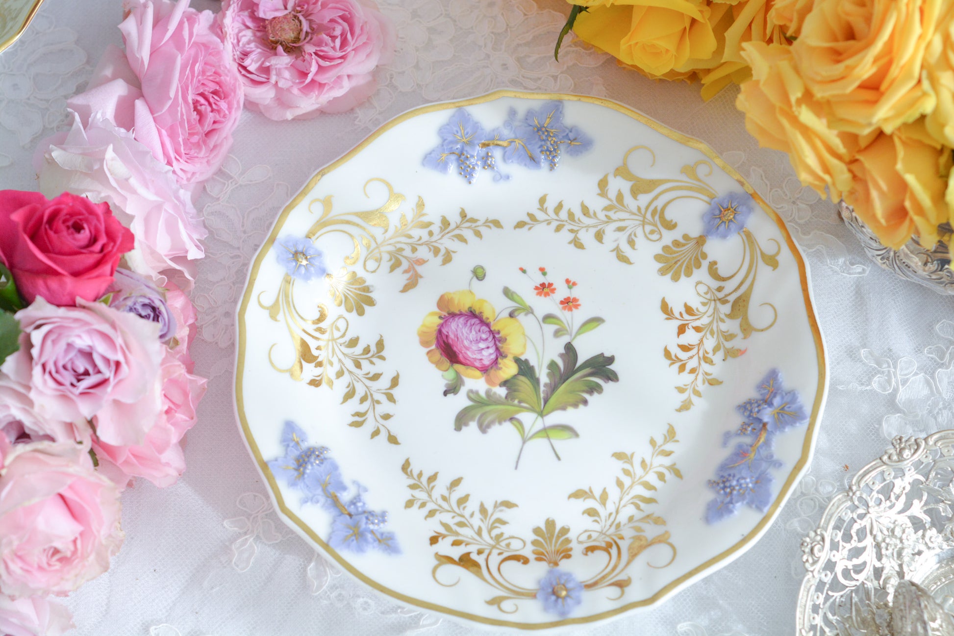 H&Rダニエルは1822年から1846年までという短い期間しか製造していないのですが、とても素晴らしい磁器を作っていたメーカです。 数がとても少なく、なかなか見つけることが難しいのですが「出会えたらいいな」と日々探していてこのプレートに巡り会えました!中央に描かれたお花は繊細なタッチで描かれています。縁の立体的な葡萄とお花の装飾はパープルブルーと金彩で彩られています。 この美しいプレートでティータイムをお楽しみいただけたら嬉しいです。