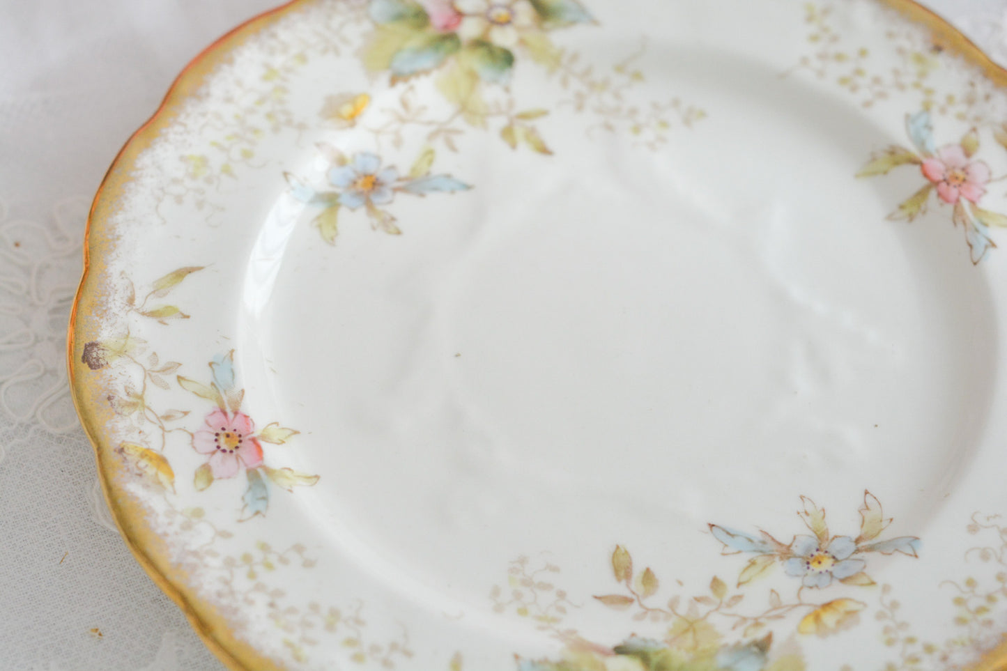 Redfern&Drakefordのティートリオ。春を待ち侘びる季節に、一人のお茶の時間をゆったりと豊かにしてくれるような優しい雰囲気のお品です。シャビーシックがお好きなあなたへ。