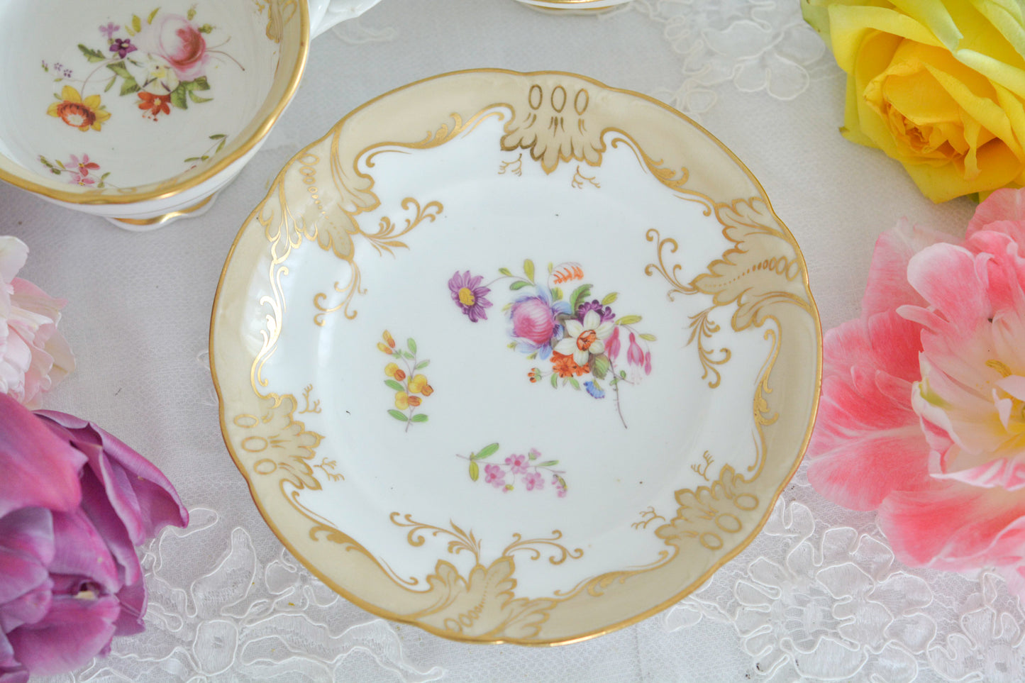 リッジウェイの優雅なトゥルートリオです。ハンドルがとても可愛らしく、ハンドペイントで描かれたお花達も生き生きと描かれています。トゥルートリオは、ティーカップ、コーヒーカップ、ソーサーのセットでヴィクトリア時代の初期頃まではトリオといえばこちらが主流でした。今ではとても貴重になっています。紅茶もコーヒーも楽しめるのがいいですね。