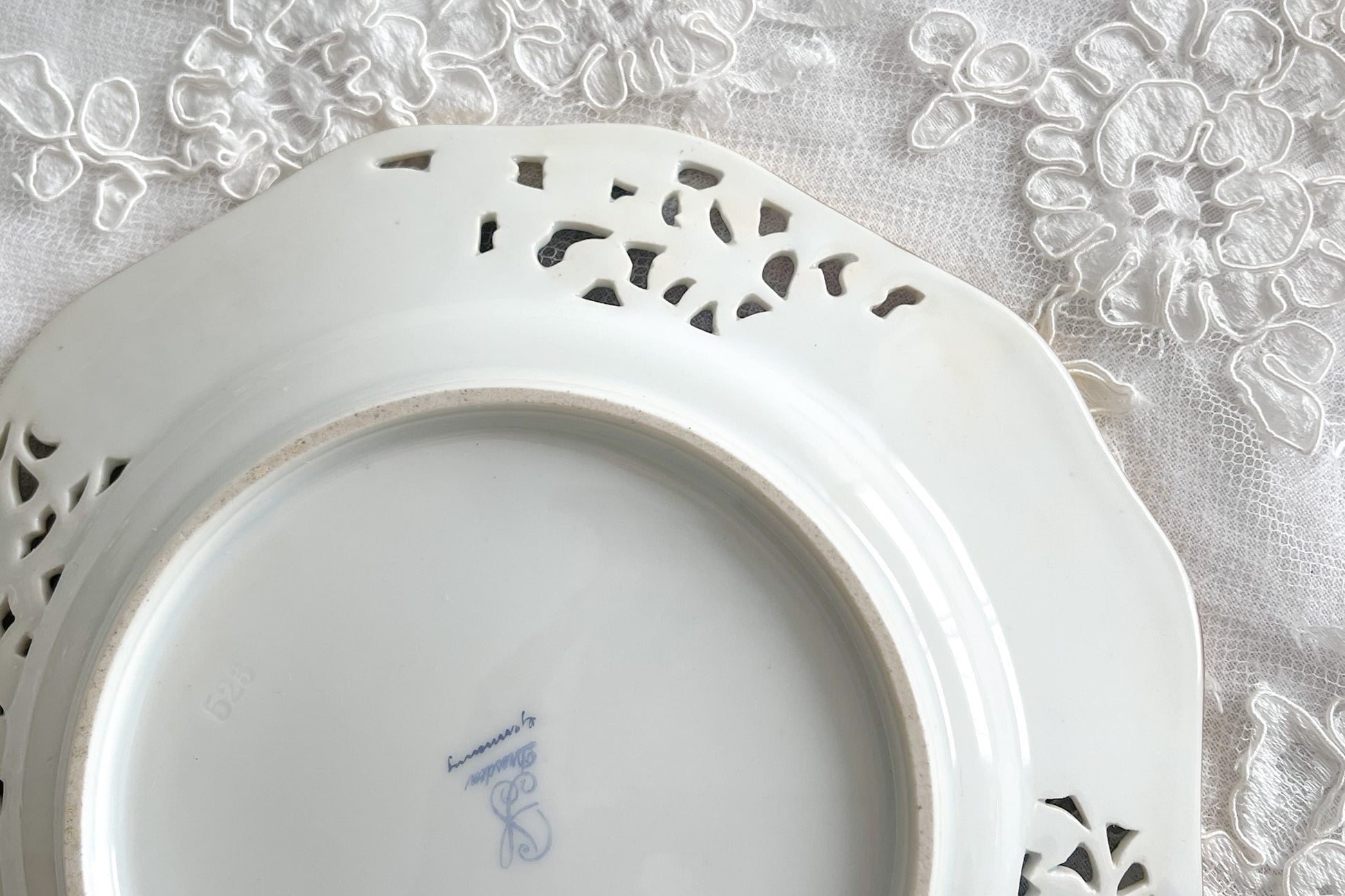 オーストリアの「国の母」とたたえられたハプスブルグ家の女帝「マリア・テレジア」。のちにフランス国王ルイ16世に嫁いだマリー・アントワネットの母でもあります。その名前にふさわしく、また、ウィーンの煌びやかな芸術や宮殿を思わせるような華やかで美しい世界観のプレートです。カール・ティーメの素晴らしいハンドペイントの絵付けをお楽しみください。