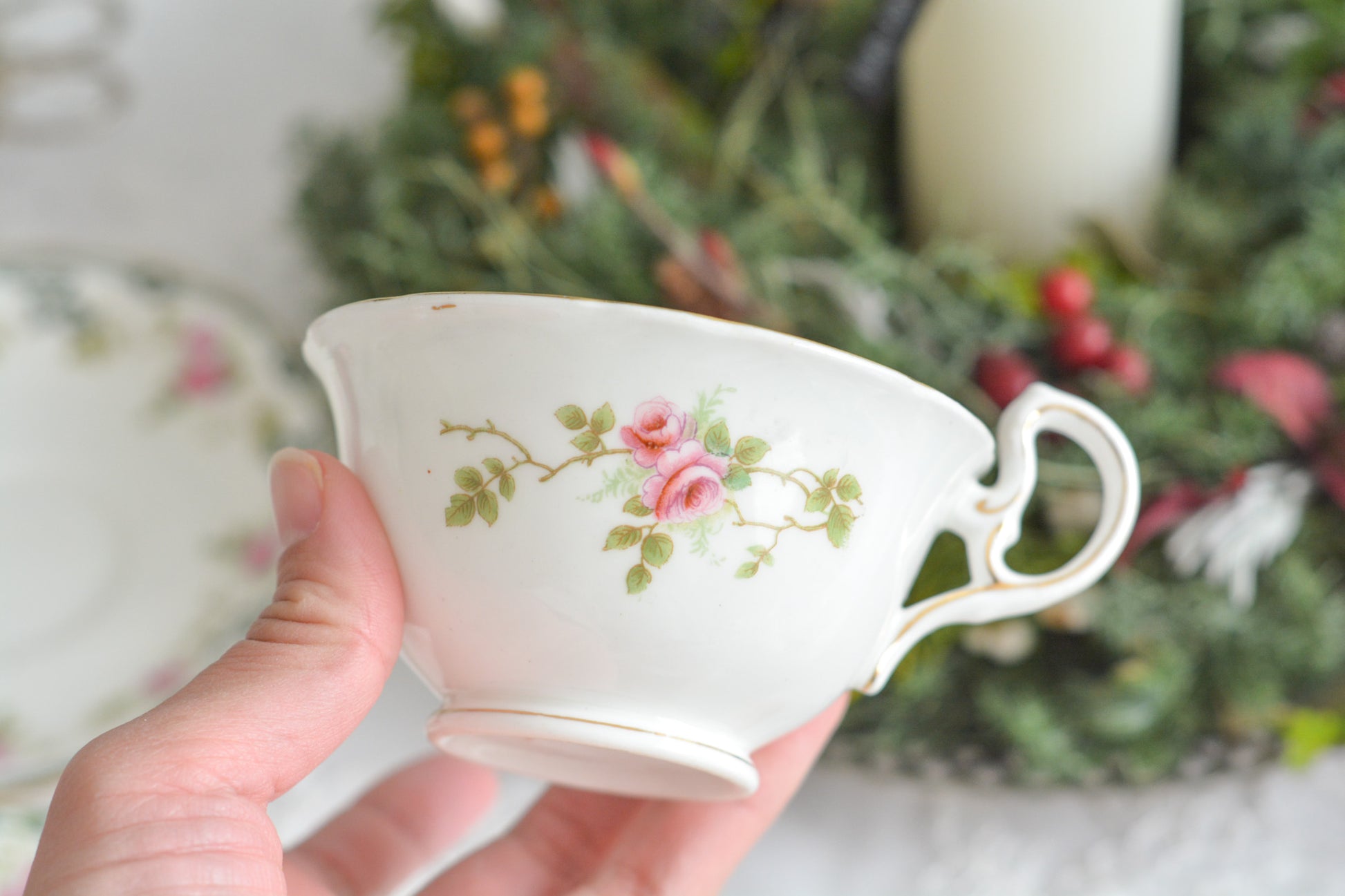 エインズレイの可愛らしいティートリオがやってきました。小さなバラに可愛らしい模様のティートリオです。クリスマスにもぴったりな雰囲気でクリスマスのテーブルコーディネートを盛り上げてくれます。エインズレイは1775年創業で今もたくさんの人々に愛される陶磁器メーカーです