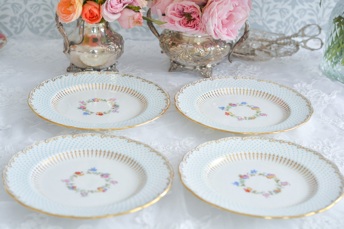 ティファニー特注の洗練された美しさとエナメルジュールの高度な技法で描かれた立体的なドット模様が素晴らしい、ミントンのデザートプレートです。ティファーニーらしい上品なプレートですね。ミントンブルーのプレートでデザートタイムをお楽しみください。こちらはどのプレートにも貫入が見られます。そのためお買い得価格になっています。