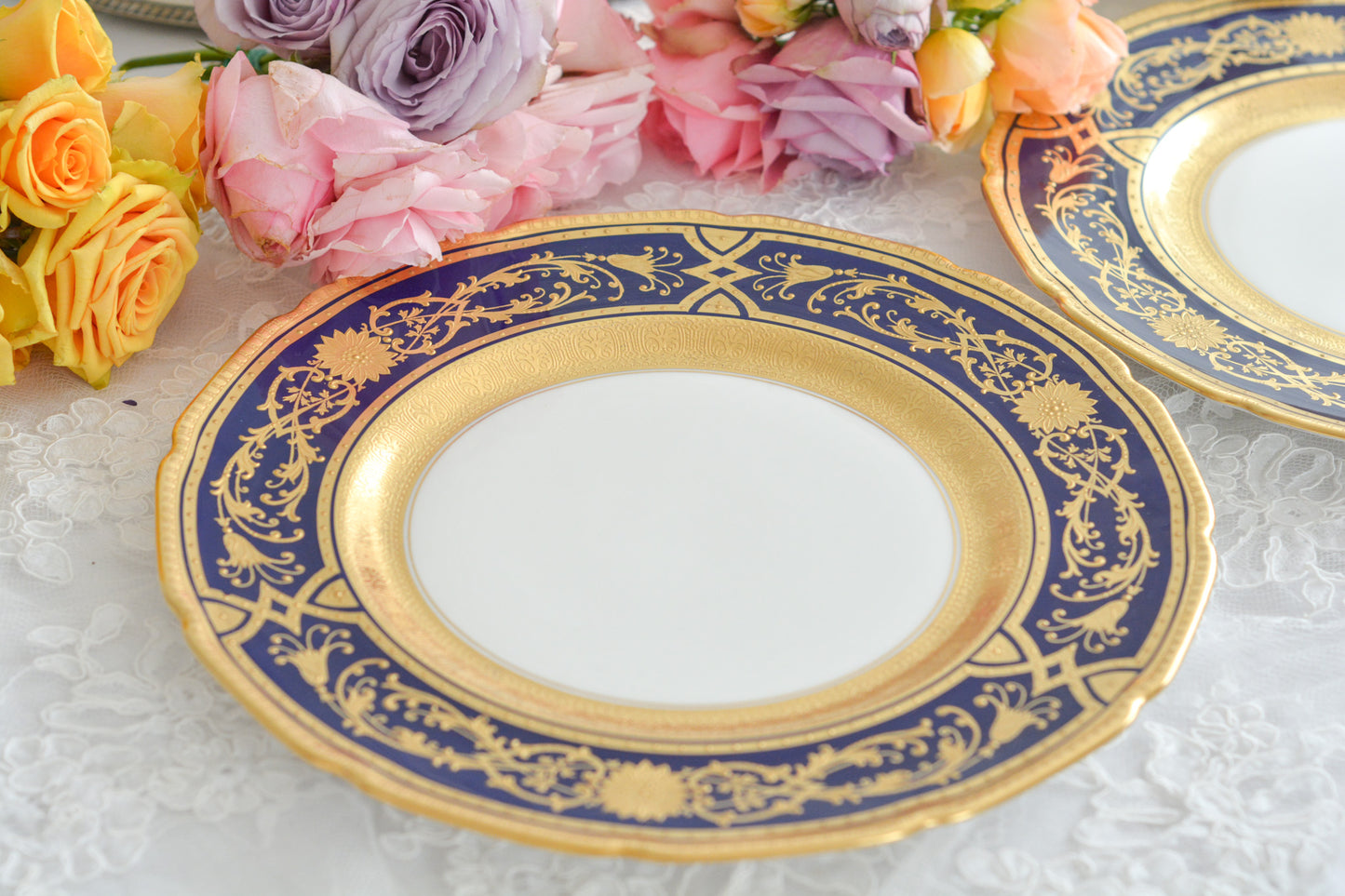 美しいコバルトブルーのお色に、豪華な金彩の模様。ロイヤルドルトンのとっても豪華なディナープレートです。大きいサイズなので、サービングプレートにもお使いいただけます。どんなお菓子やお料理も華やかに演出してくれそう。状態も大変よく、活躍してくれること間違いなしです!