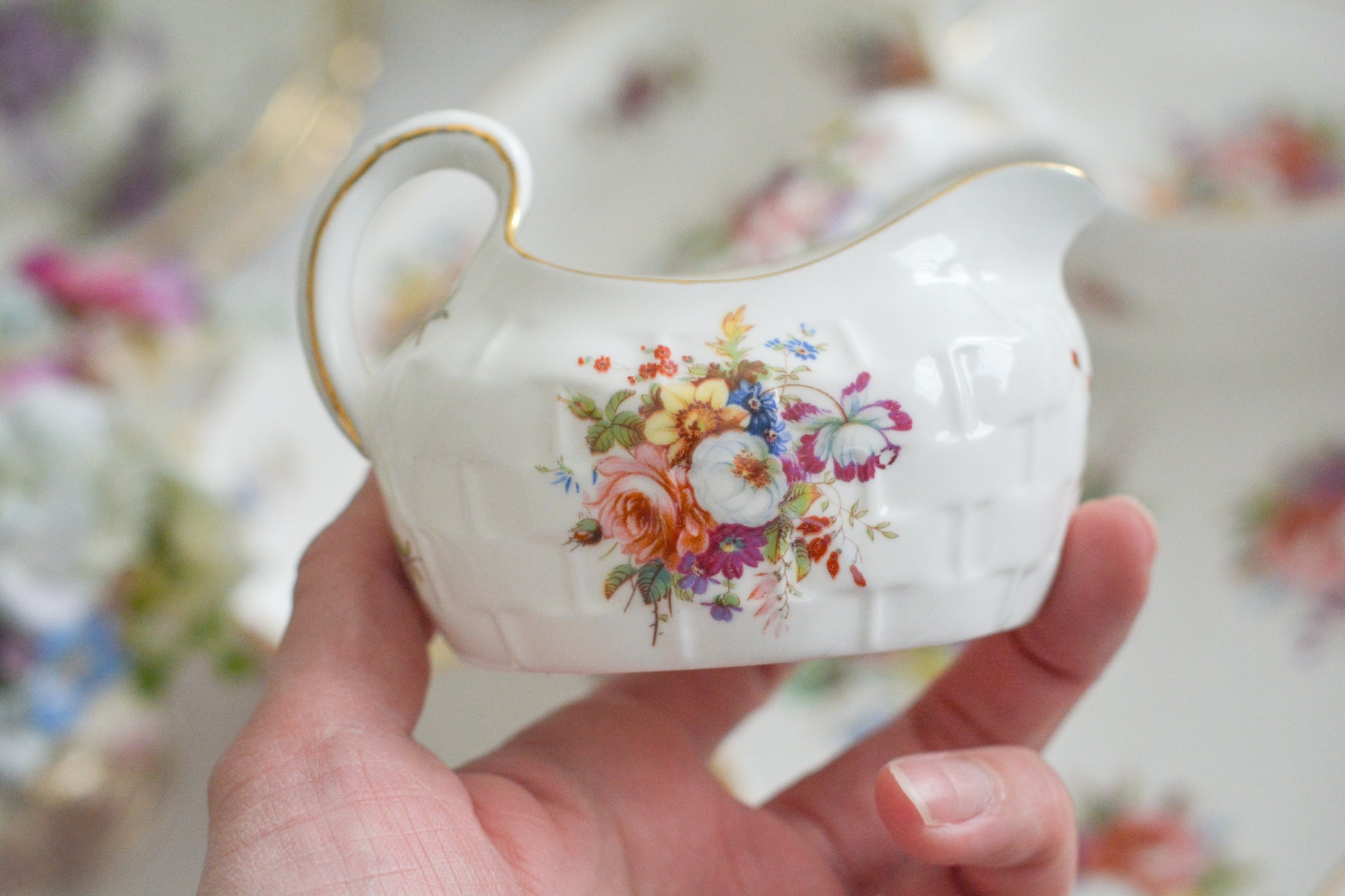 ハマースレイのハワードスプレイシリーズのストロベリーバスケット。ストロベリーバスケットは、イチゴを入れるバスケットでシュガー入れとクリーマーがついています。生産量が少なく、とても人気があるアイテムの一つ。こちらは老舗高級食器店のT.GOODEの特注品です。人気のハワードスプレイの華やかなストロベリーバスケットは、イチゴはもちろん、スコーンや焼き菓子などを乗せても素敵ですね。