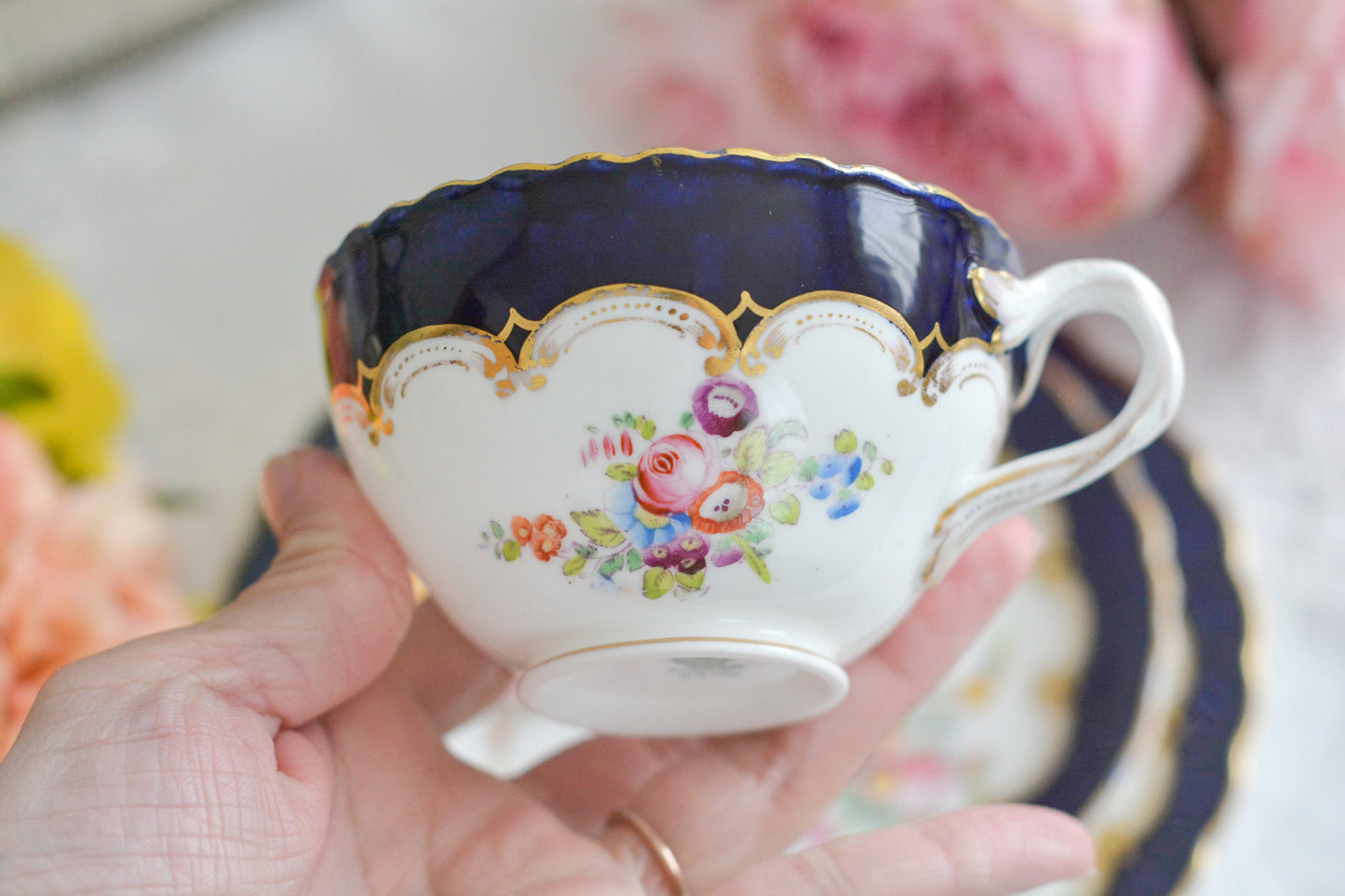コールポートのコバルトブルーが美しいティートリオ。ねじれたデザインのハンドルに、ハンドペイントで絵付された上品な模様が大変美しいです。金彩の薄れとプレートの高台に欠けがありますが、貫入はありません。蚤の市企画のお品です。