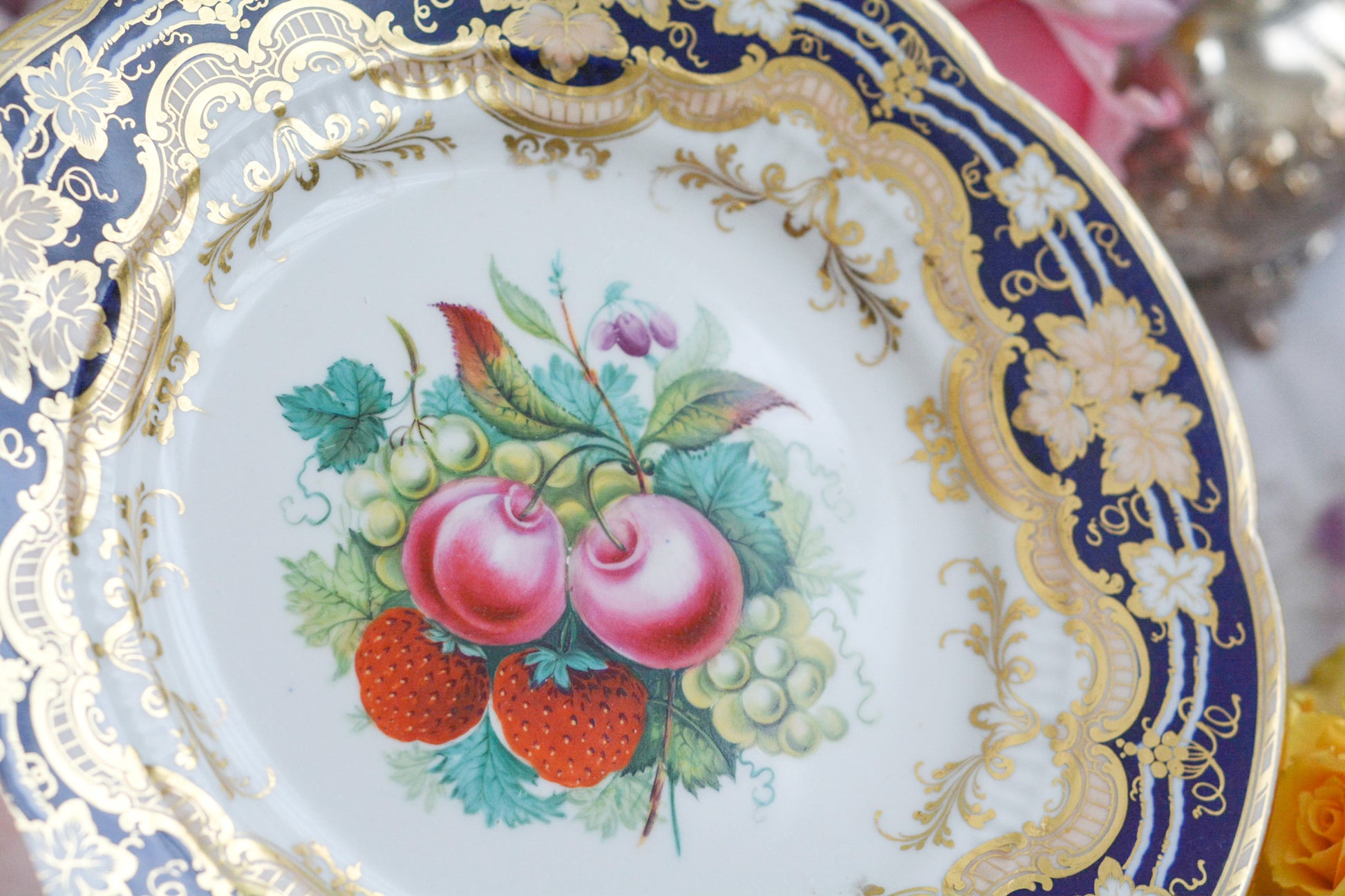 リッジウェイの素晴らしさを体感いただけるプレート。豪華絢爛という言葉がぴったりです。コバルトブルーに、金彩。エナメル画のイチゴやさくらんぼは瑞々しく描かれています。息を呑む美しさとでも言いましょうか。19世紀の素晴らしいプレートで、お茶の時間をお楽しみください。キャビネットプレートとしてお部屋に飾っていただいても素敵です。