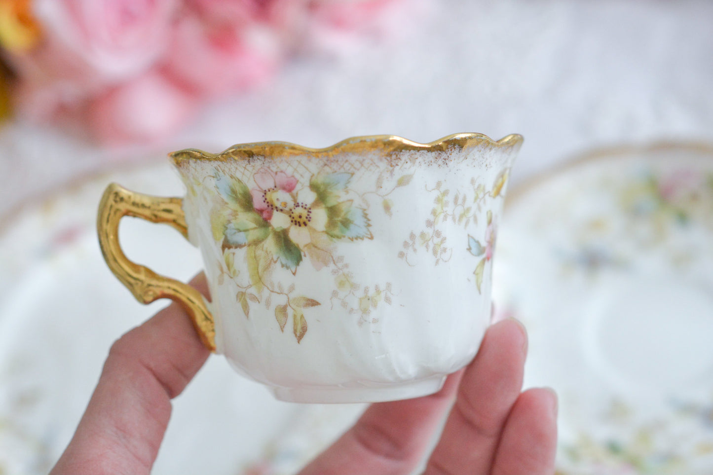 Redfern&Drakefordのティートリオ。春を待ち侘びる季節に、一人のお茶の時間をゆったりと豊かにしてくれるような優しい雰囲気のお品です。シャビーシックがお好きなあなたへ。