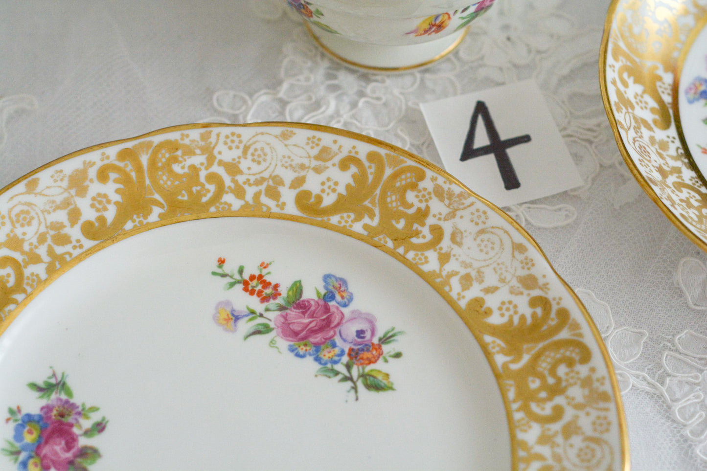 ハマースレイの豪華なティートリオとB&Bプレート。金彩の華やかな模様にブーケ柄のプリントが映えます。ハマースレイらしい優美なシェイプで、ティータイムに花を添えてくれるデザインです。それぞれ状態が異なりますので、プルダウンよりお選びください。ティートリオの④〜⑥はカップにヒビがあり、水漏れするため観賞用としてお勧めします。プレートはそれぞれお使いいただけます。