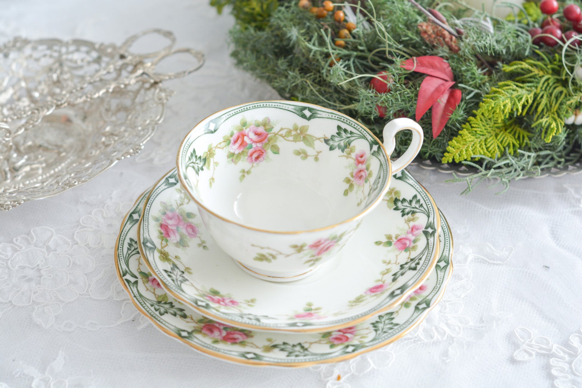 エインズレイの可愛らしいティートリオがやってきました。小さなバラに可愛らしい模様のティートリオです。クリスマスにもぴったりな雰囲気でクリスマスのテーブルコーディネートを盛り上げてくれます。エインズレイは1775年創業で今もたくさんの人々に愛される陶磁器メーカーです