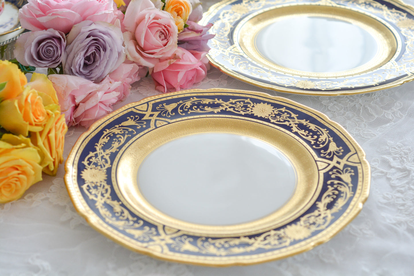 美しいコバルトブルーのお色に、豪華な金彩の模様。ロイヤルドルトンのとっても豪華なディナープレートです。大きいサイズなので、サービングプレートにもお使いいただけます。どんなお菓子やお料理も華やかに演出してくれそう。状態も大変よく、活躍してくれること間違いなしです!